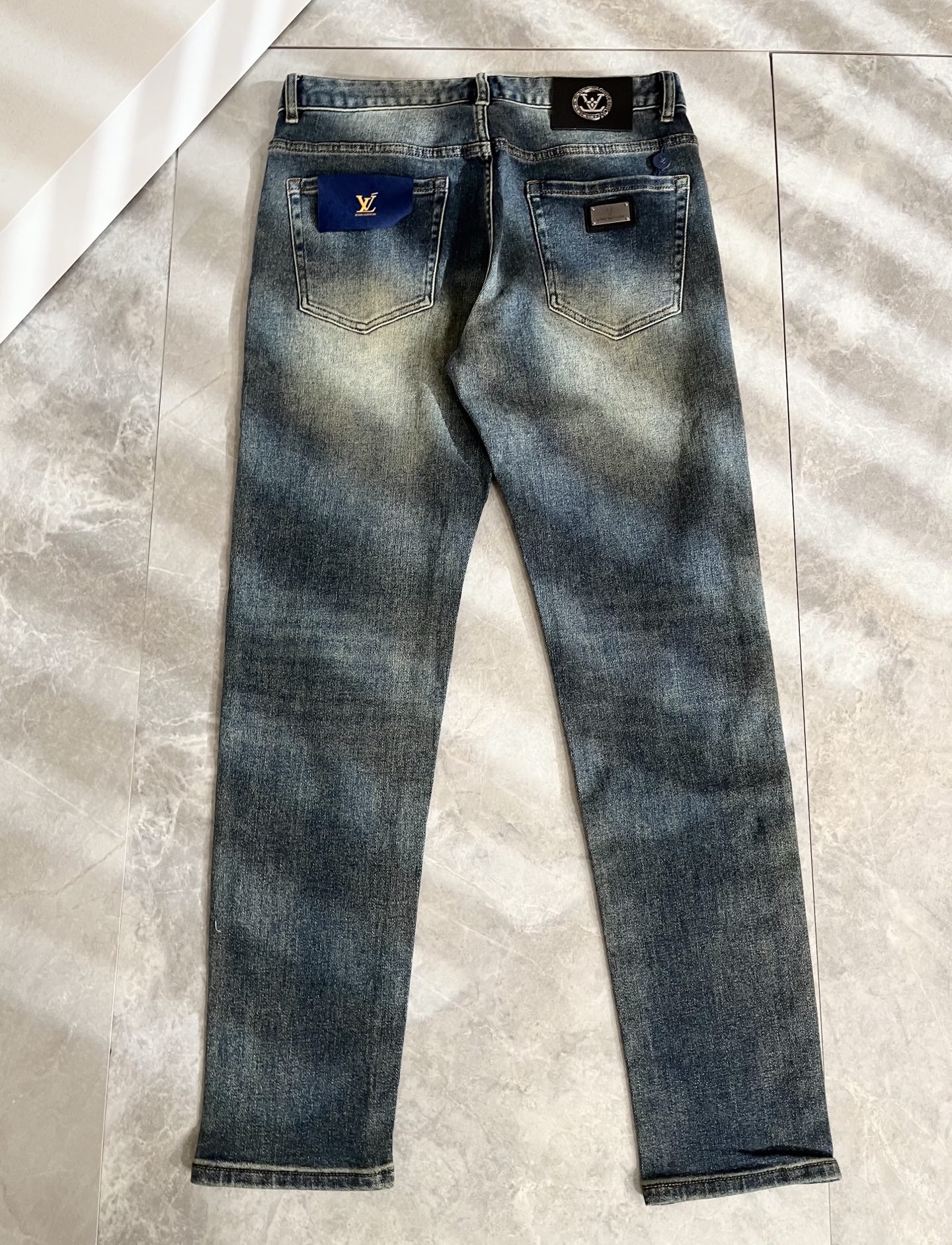 Louis Vuitto*路易*登2025秋冬新款男士经典水洗小直筒牛仔长裤。绝佳的上身性能，百搭之选，