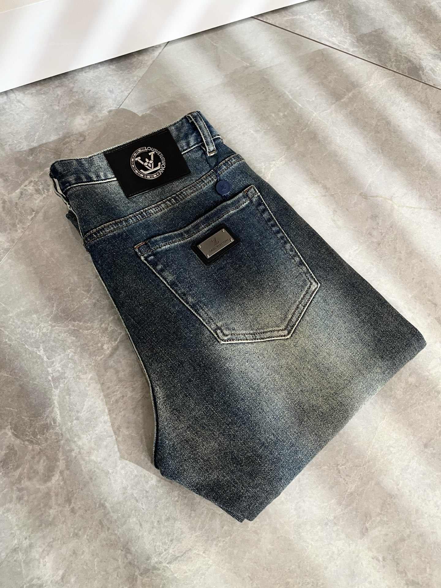 Louis Vuitto*路易*登2025秋冬新款男士经典水洗小直筒牛仔长裤。绝佳的上身性能，百搭之选，