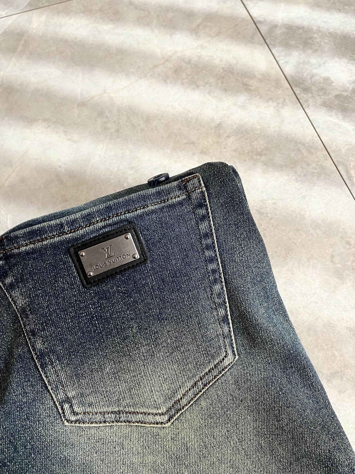Louis Vuitto*路易*登2025秋冬新款男士经典水洗小直筒牛仔长裤。绝佳的上身性能，百搭之选，