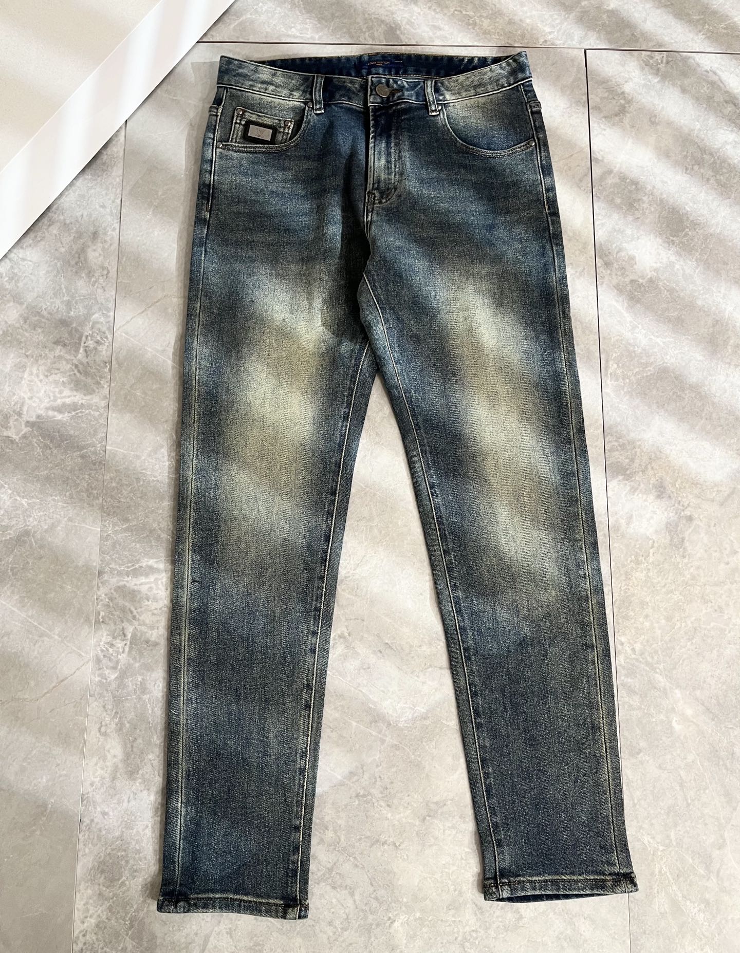 Louis Vuitto*路易*登2025秋冬新款男士经典水洗小直筒牛仔长裤。绝佳的上身性能，百搭之选，