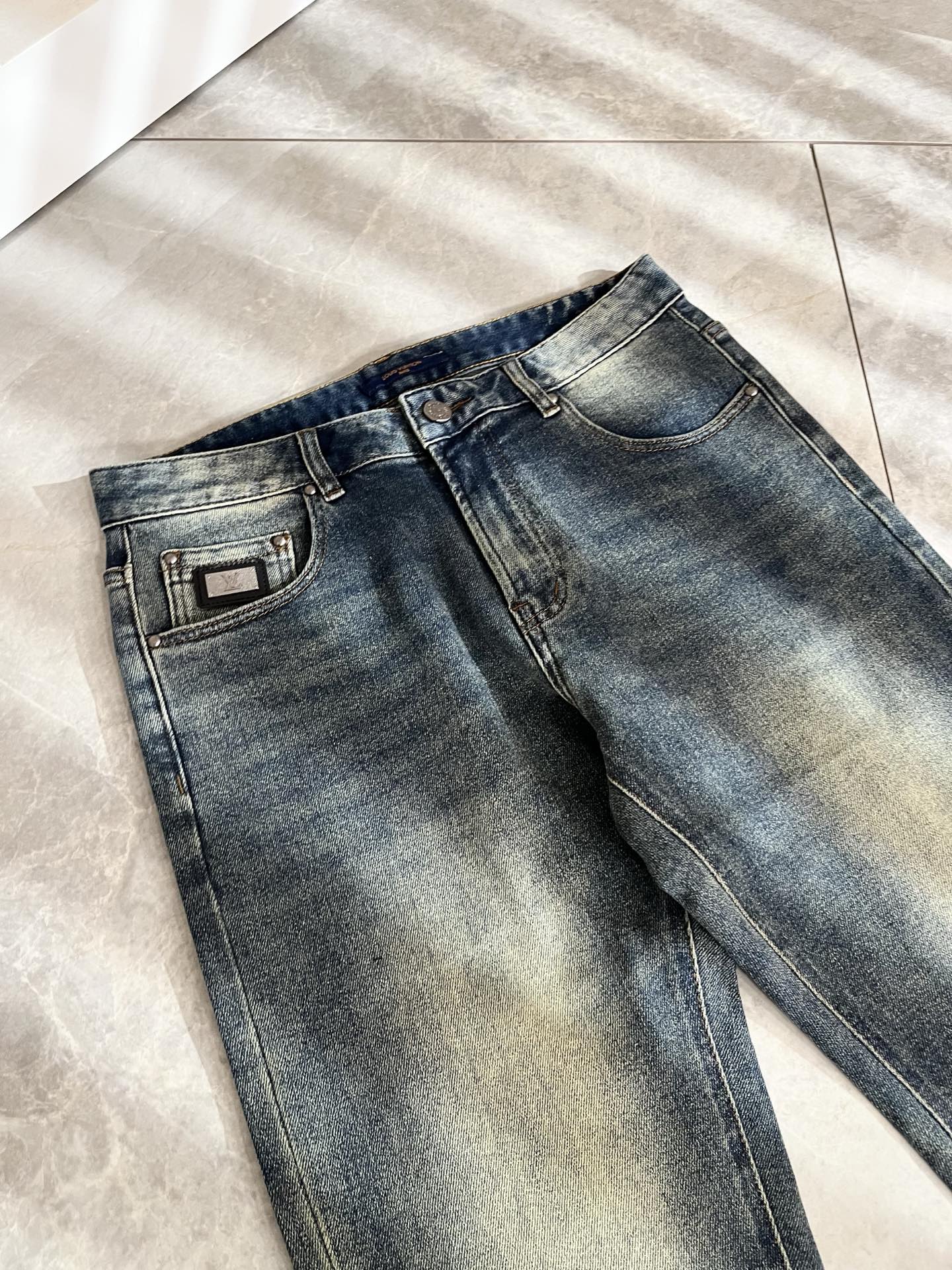 Louis Vuitto*路易*登2025秋冬新款男士经典水洗小直筒牛仔长裤。绝佳的上身性能，百搭之选，