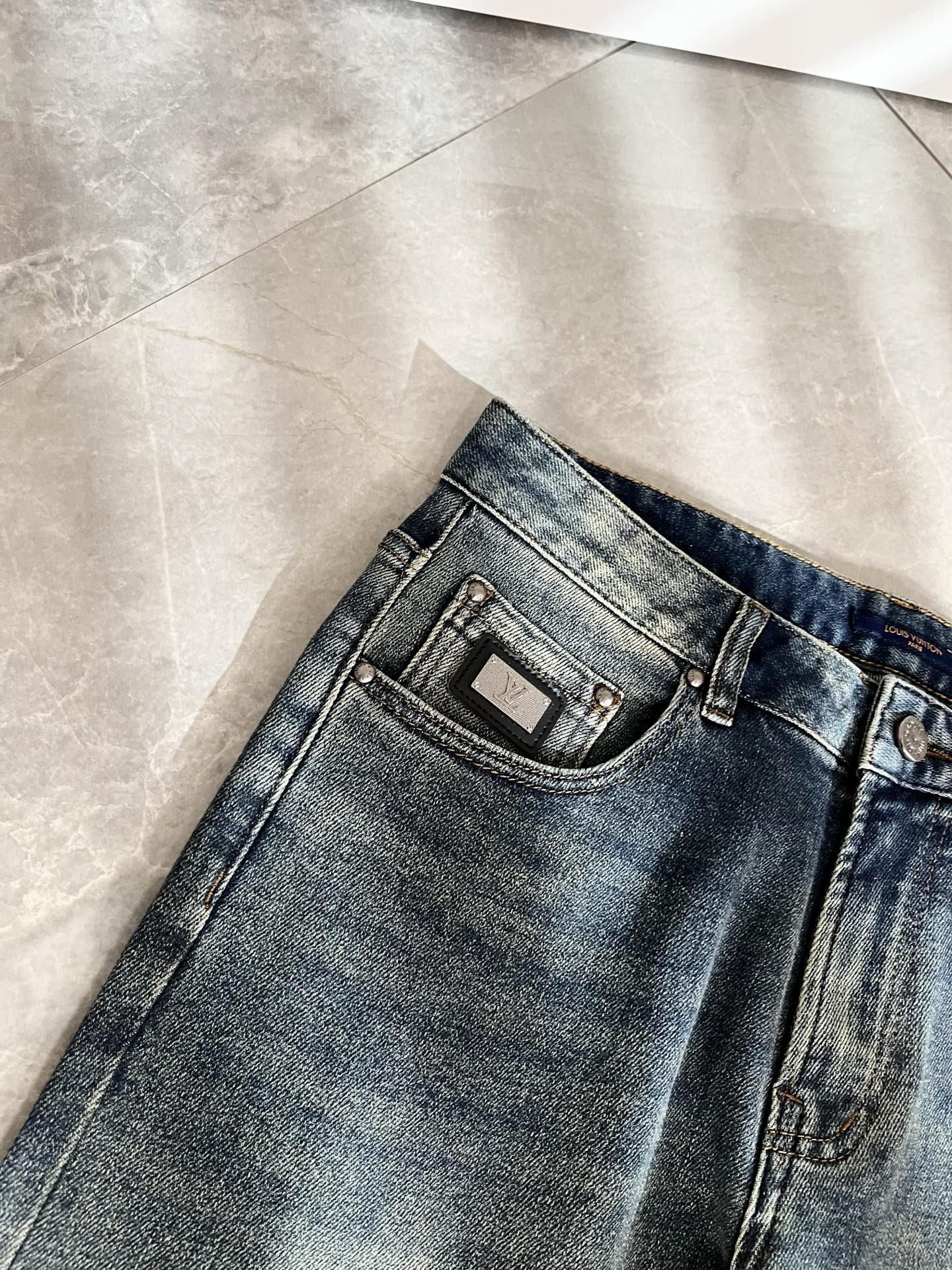 Louis Vuitto*路易*登2025秋冬新款男士经典水洗小直筒牛仔长裤。绝佳的上身性能，百搭之选，