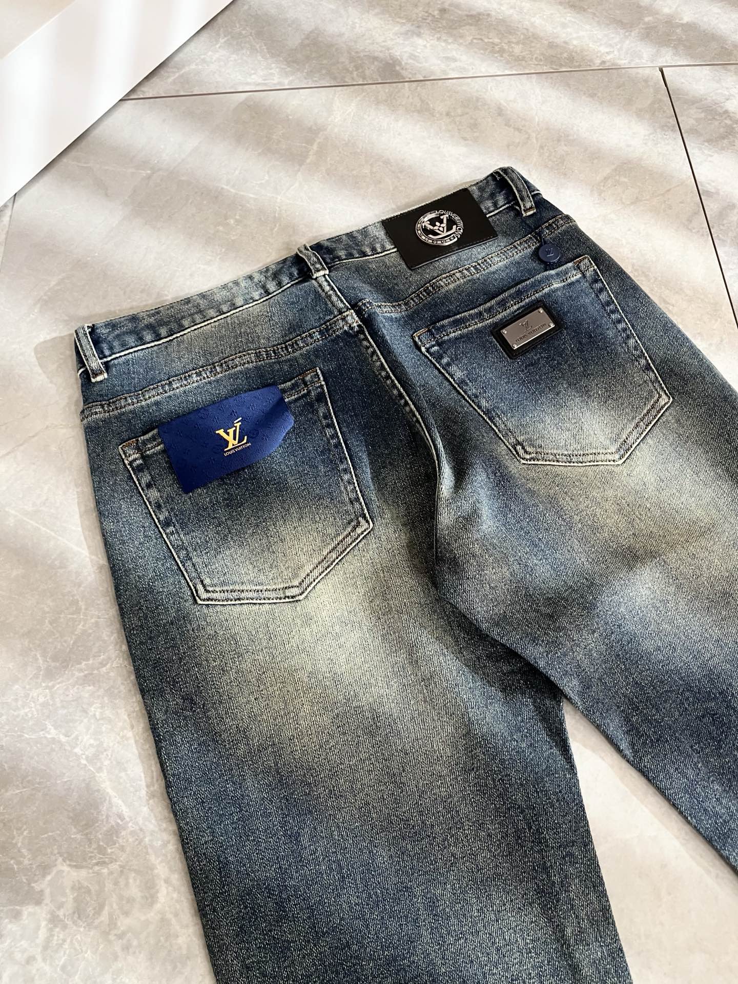 Louis Vuitto*路易*登2025秋冬新款男士经典水洗小直筒牛仔长裤。绝佳的上身性能，百搭之选，