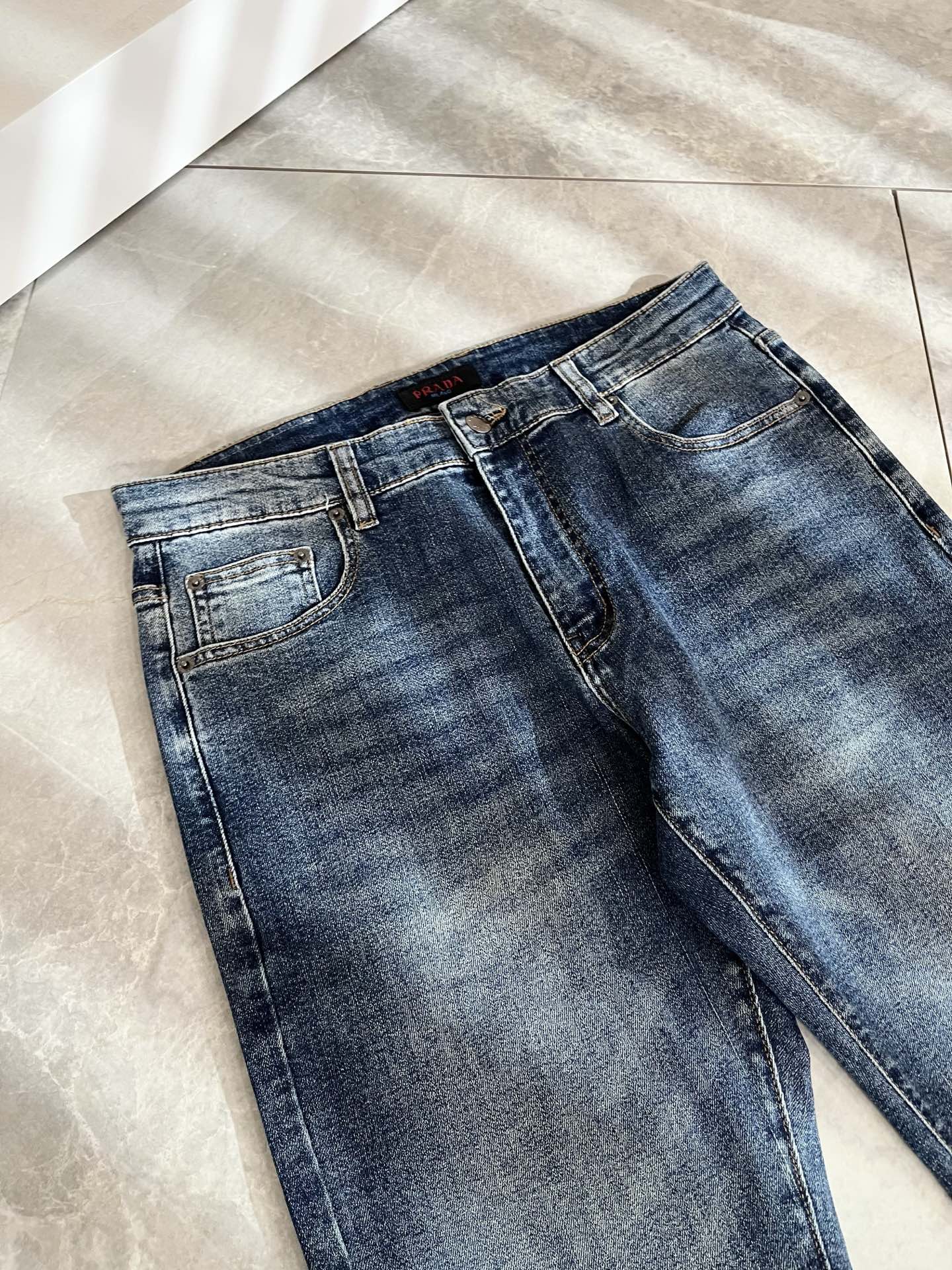 PRA*DA 普拉达 2025秋冬新品发售！牛仔高级百搭实用主义不哗众取宠！港澳台地区限定款！！立体裁剪