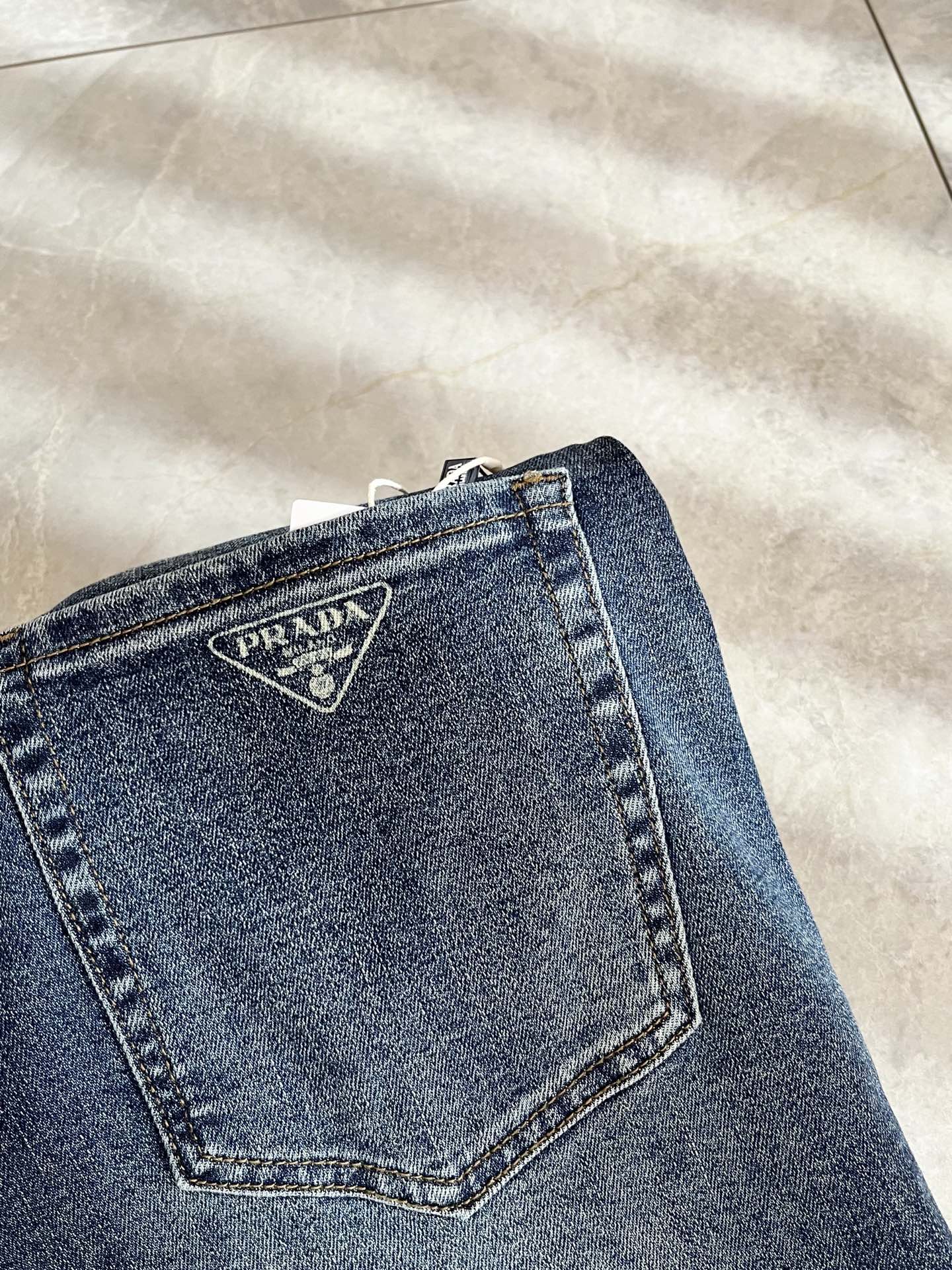 PRA*DA 普拉达 2025秋冬新品发售！牛仔高级百搭实用主义不哗众取宠！港澳台地区限定款！！立体裁剪