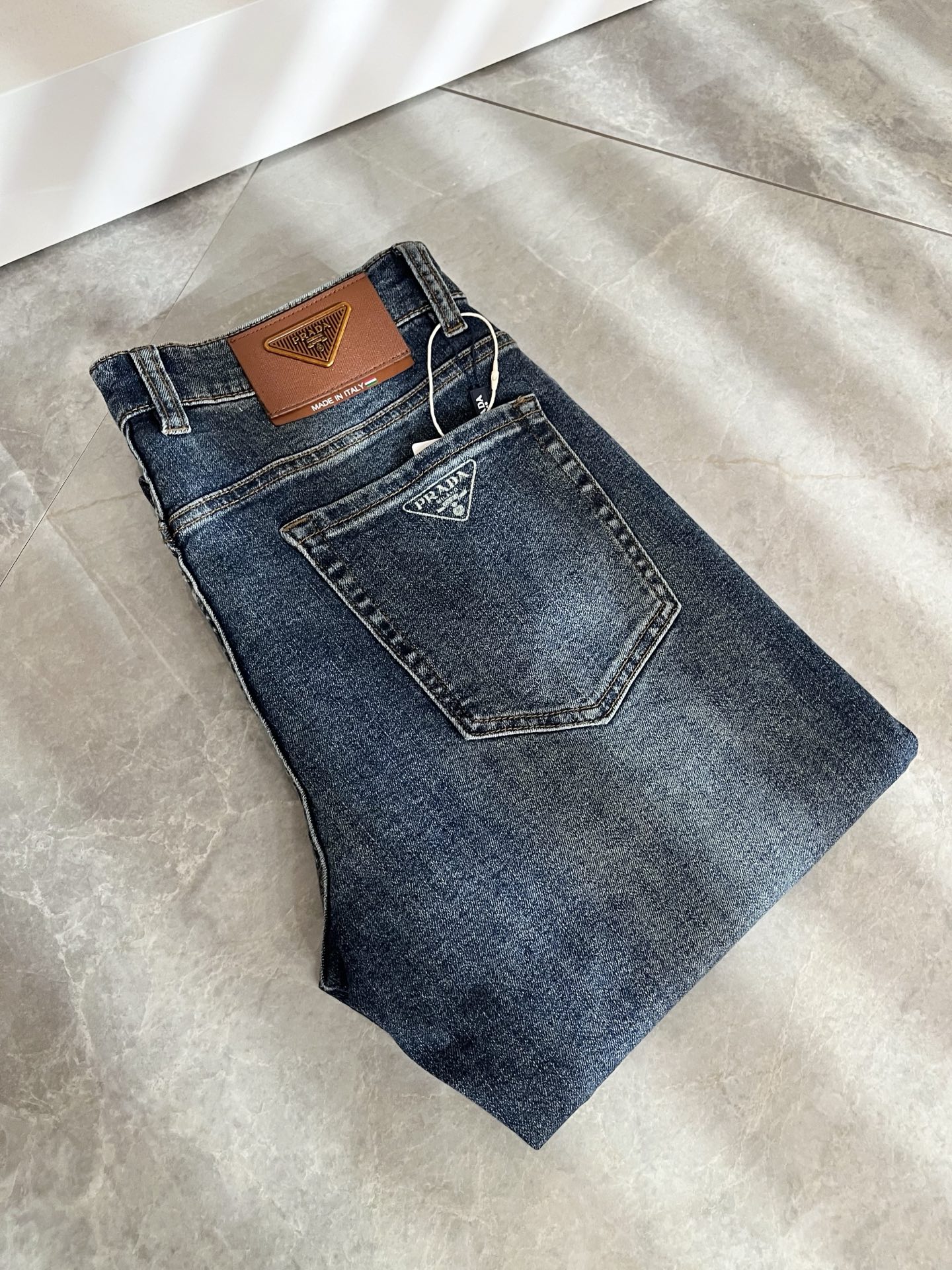 PRA*DA 普拉达 2025秋冬新品发售！牛仔高级百搭实用主义不哗众取宠！港澳台地区限定款！！立体裁剪