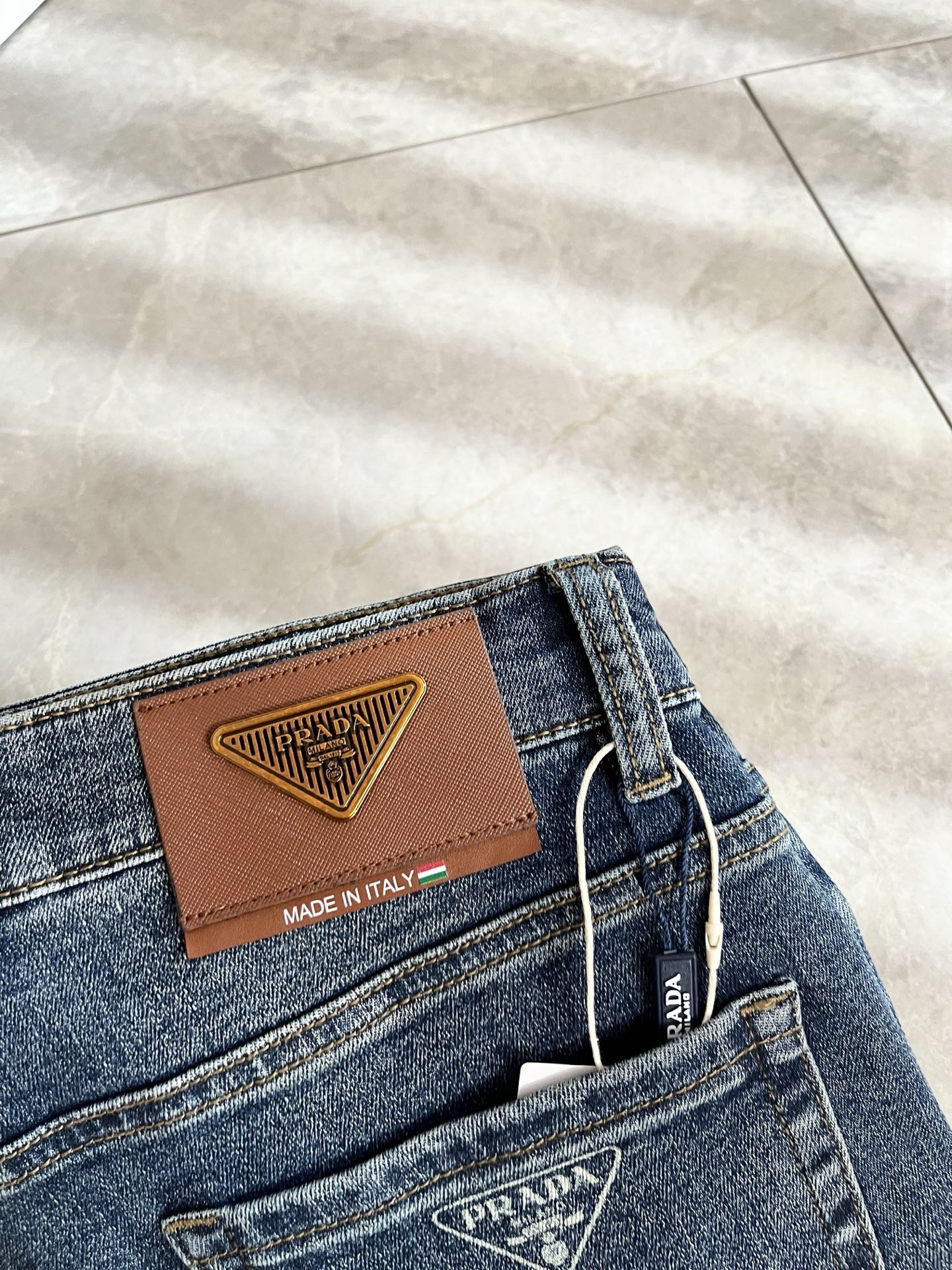 PRA*DA 普拉达 2025秋冬新品发售！牛仔高级百搭实用主义不哗众取宠！港澳台地区限定款！！立体裁剪