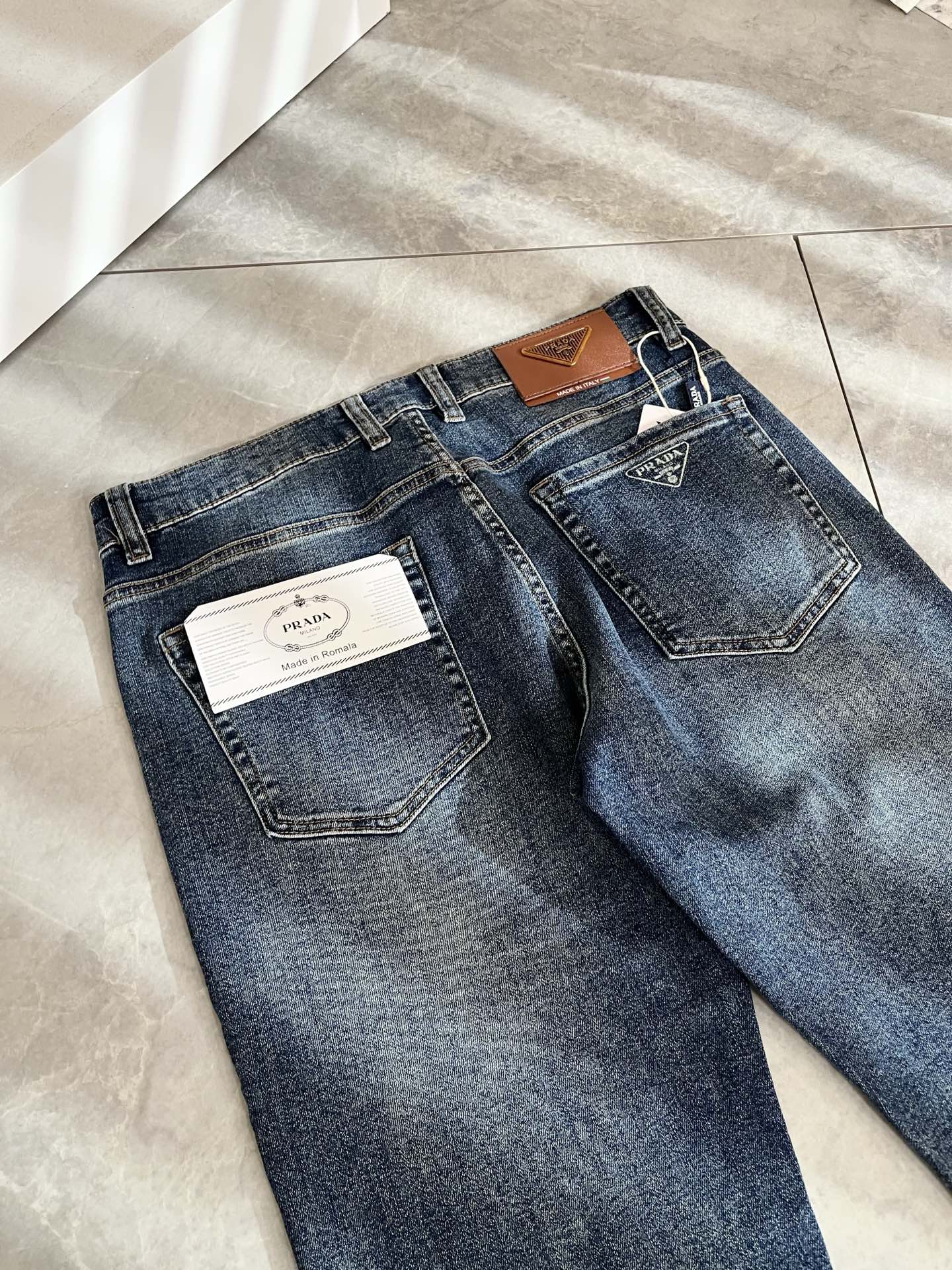 PRA*DA 普拉达 2025秋冬新品发售！牛仔高级百搭实用主义不哗众取宠！港澳台地区限定款！！立体裁剪