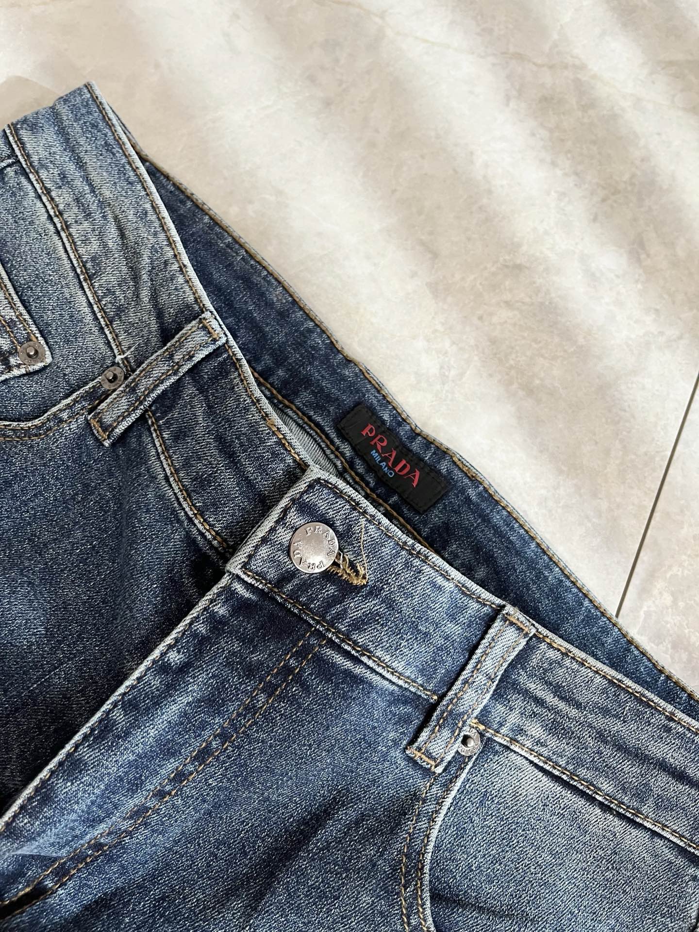 PRA*DA 普拉达 2025秋冬新品发售！牛仔高级百搭实用主义不哗众取宠！港澳台地区限定款！！立体裁剪