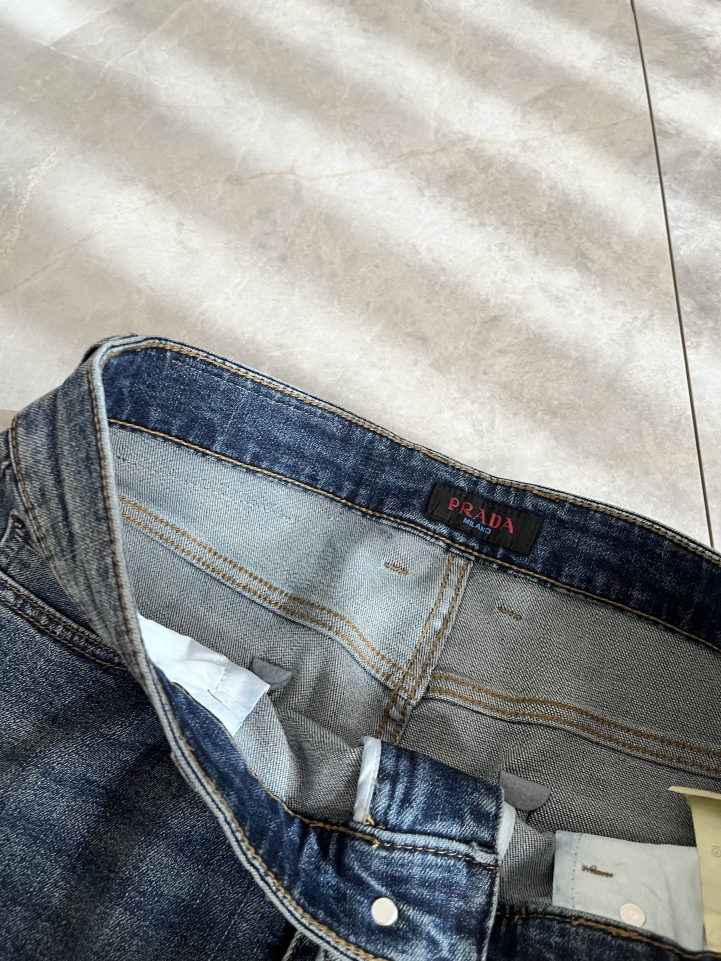 PRA*DA 普拉达 2025秋冬新品发售！牛仔高级百搭实用主义不哗众取宠！港澳台地区限定款！！立体裁剪