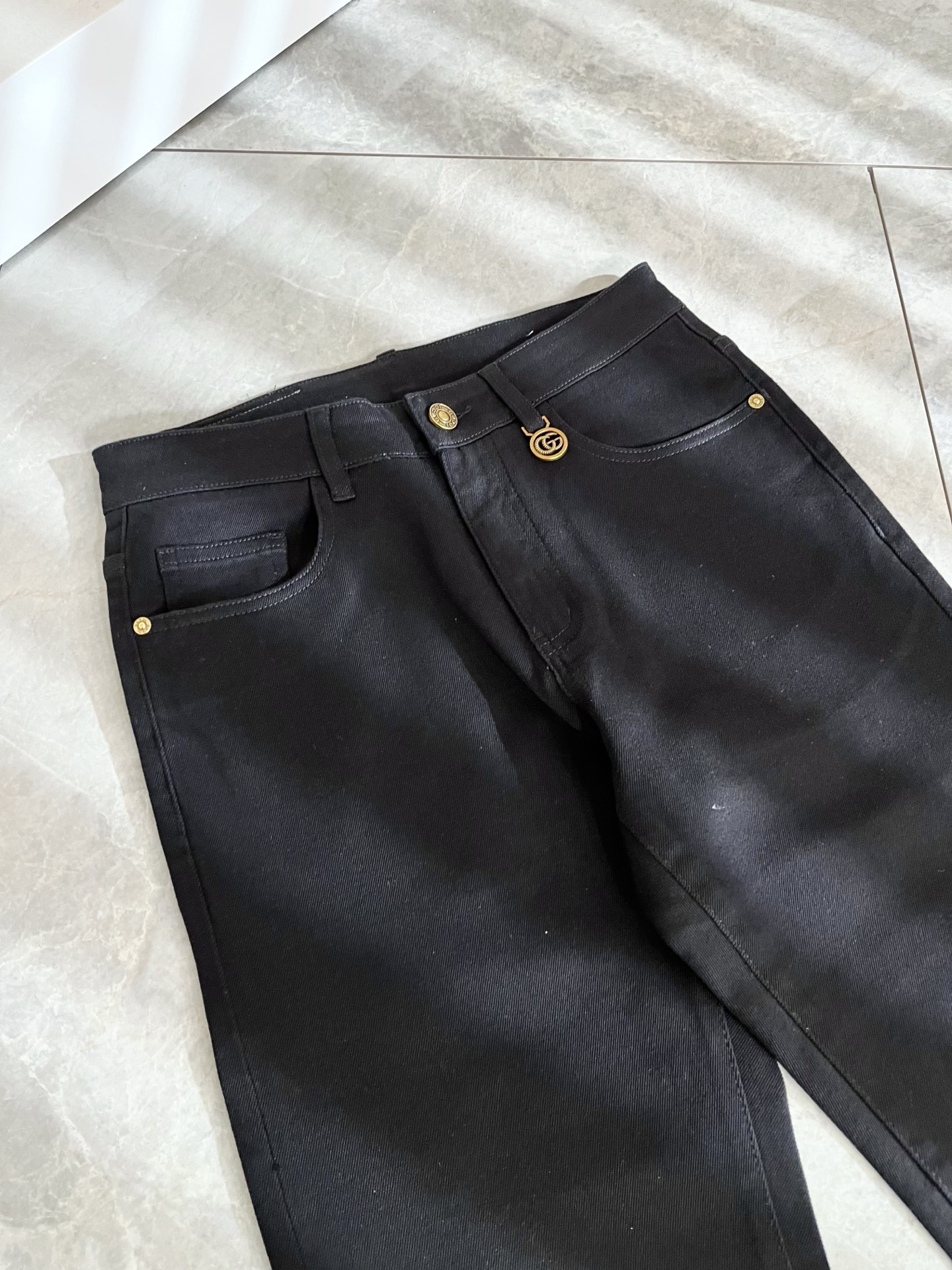 Guc*古奇 2025秋冬新品男士高端休闲百搭四季通勤修身剪裁牛仔裤！对于粉丝来说，这样大气的经典设计足