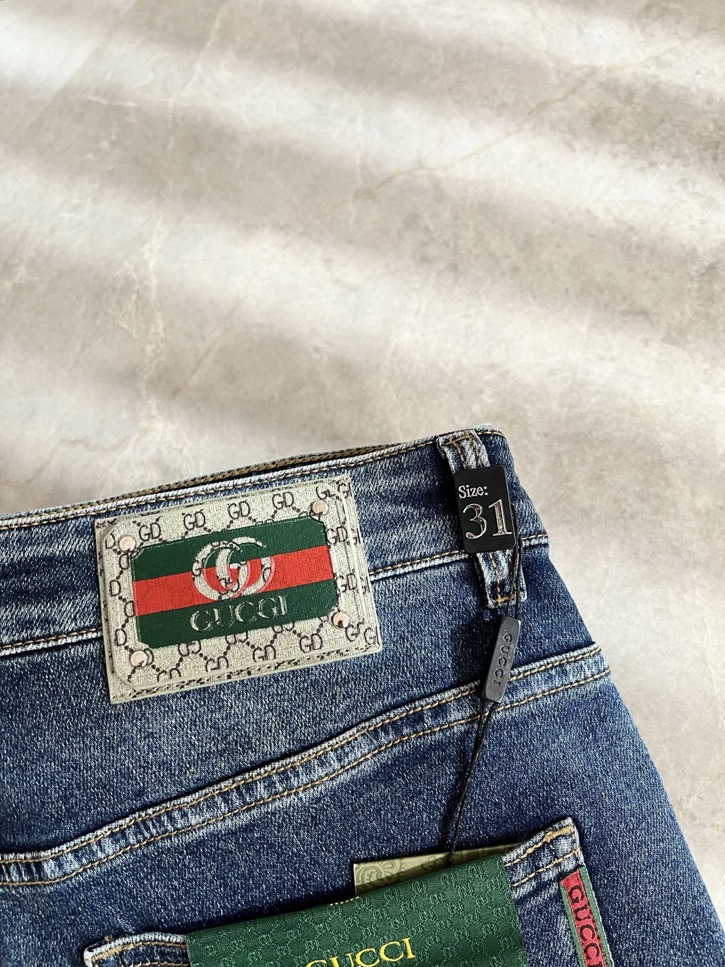 Guc*古奇 2025秋冬新品男士高端休闲百搭四季通勤修身剪裁牛仔裤！对于粉丝来说，这样大气的经典设计足