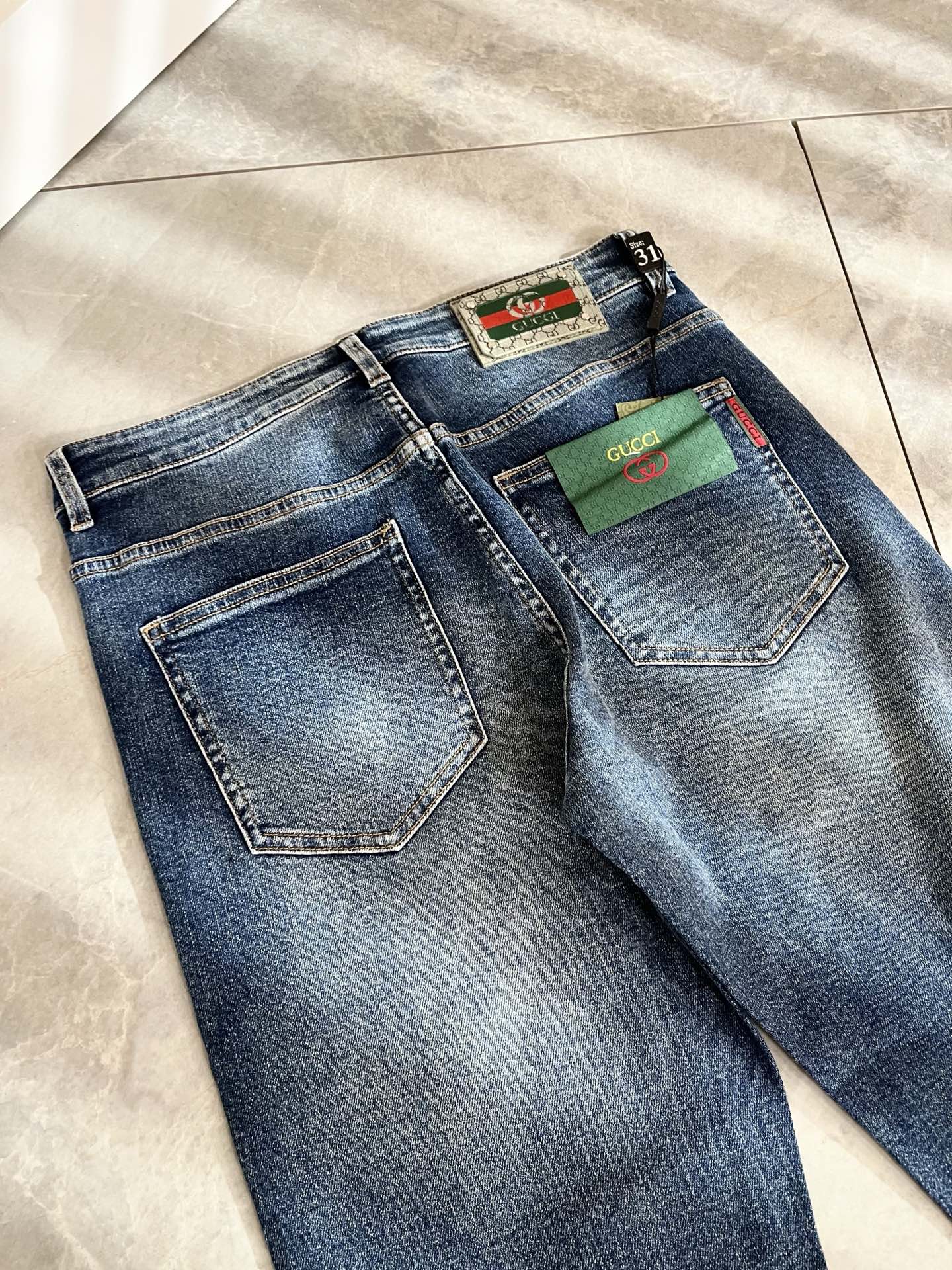 Guc*古奇 2025秋冬新品男士高端休闲百搭四季通勤修身剪裁牛仔裤！对于粉丝来说，这样大气的经典设计足