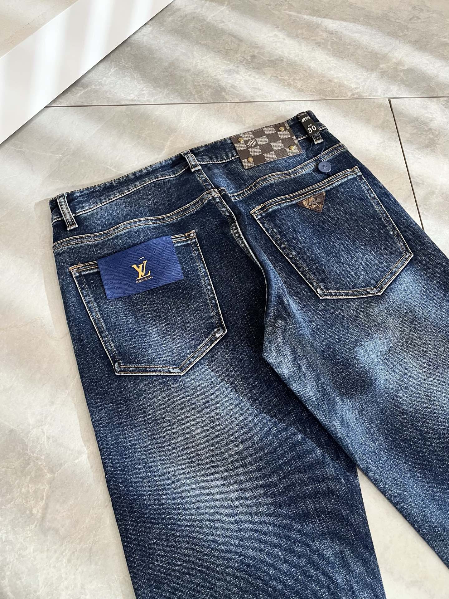 Louis Vuitto*路易*登2025秋冬新款男士经典水洗小直筒牛仔长裤。绝佳的上身性能，百搭之选，