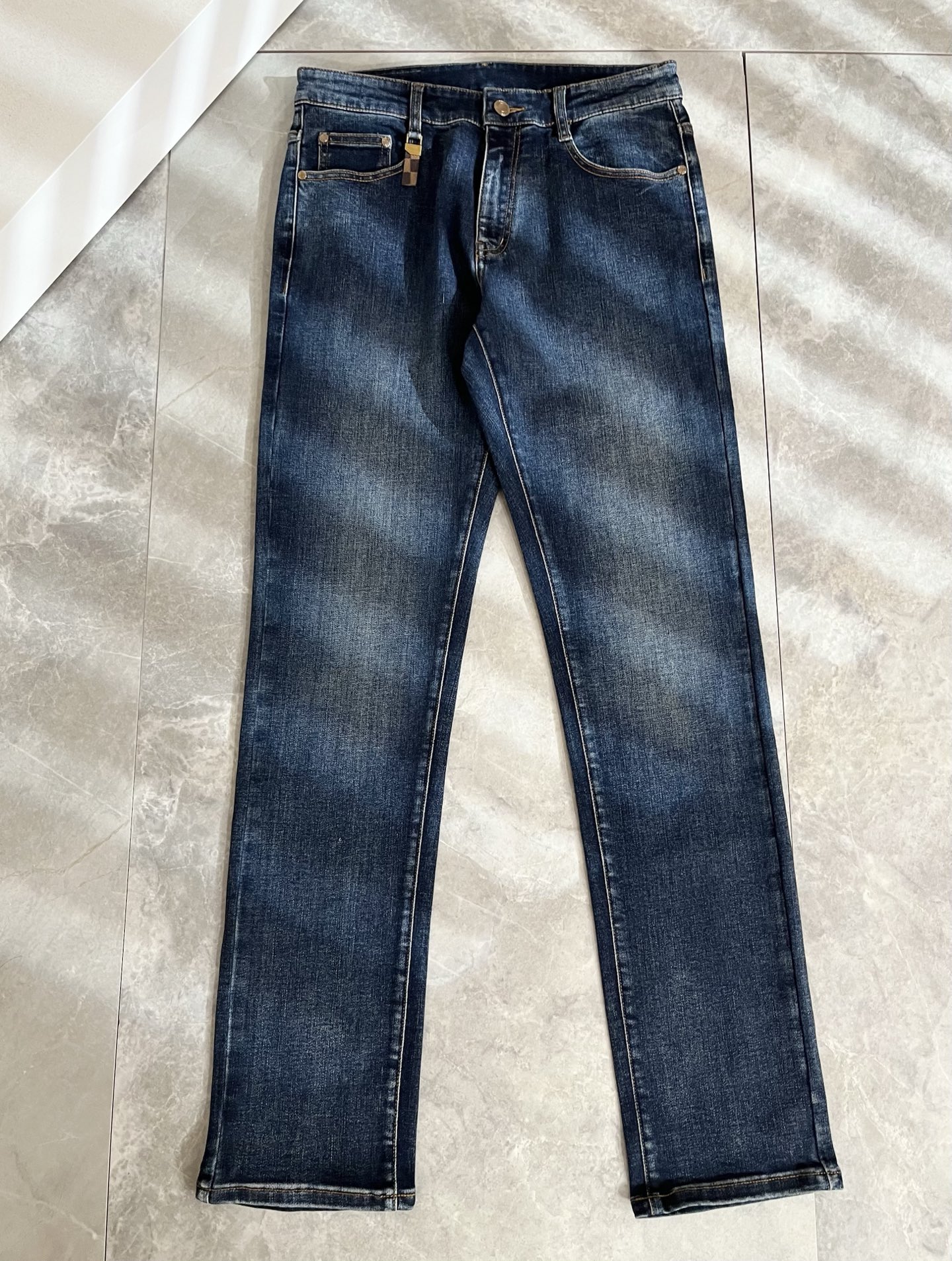 Louis Vuitto*路易*登2025秋冬新款男士经典水洗小直筒牛仔长裤。绝佳的上身性能，百搭之选，