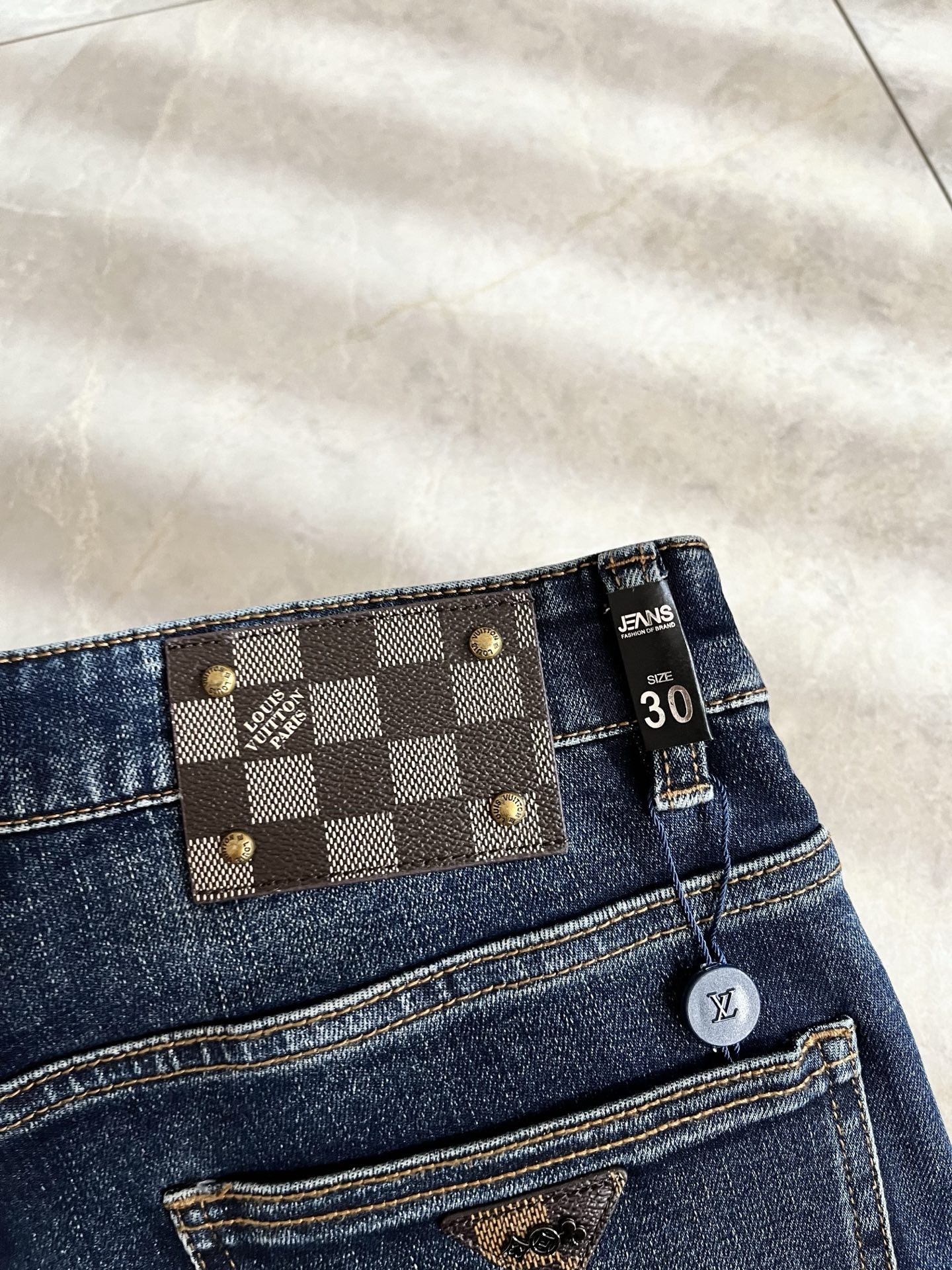 Louis Vuitto*路易*登2025秋冬新款男士经典水洗小直筒牛仔长裤。绝佳的上身性能，百搭之选，