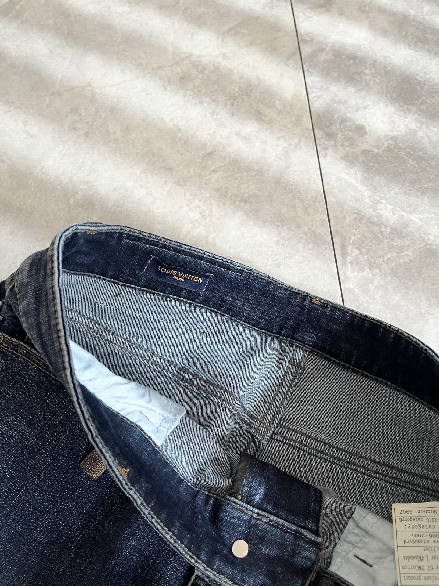 Louis Vuitto*路易*登2025秋冬新款男士经典水洗小直筒牛仔长裤。绝佳的上身性能，百搭之选，