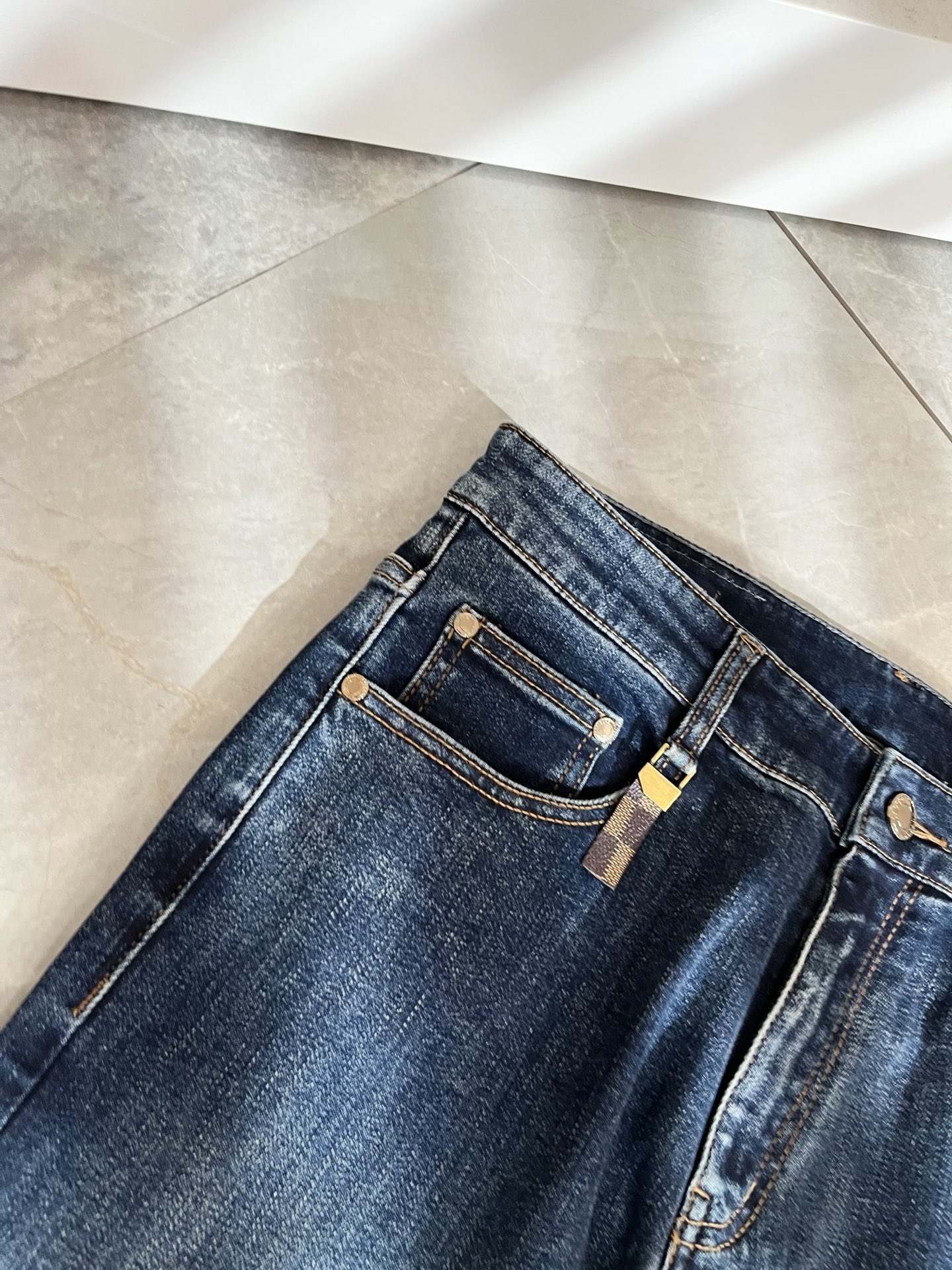 Louis Vuitto*路易*登2025秋冬新款男士经典水洗小直筒牛仔长裤。绝佳的上身性能，百搭之选，