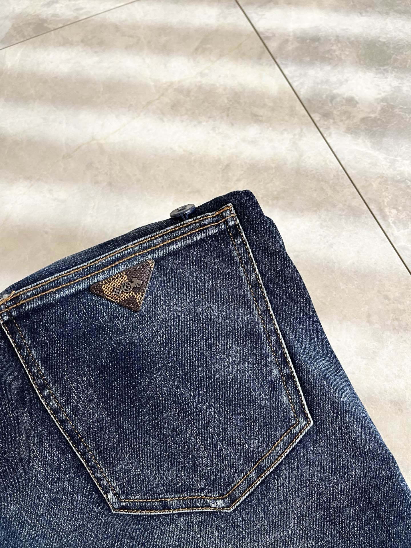 Louis Vuitto*路易*登2025秋冬新款男士经典水洗小直筒牛仔长裤。绝佳的上身性能，百搭之选，