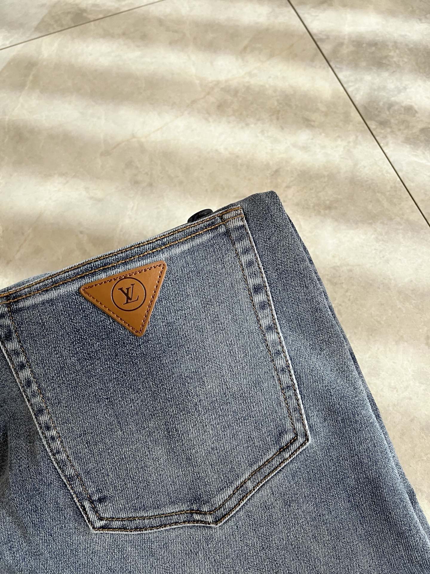 Louis Vuitto*路易*登2025秋冬新款男士经典水洗小直筒牛仔长裤。绝佳的上身性能，百搭之选，
