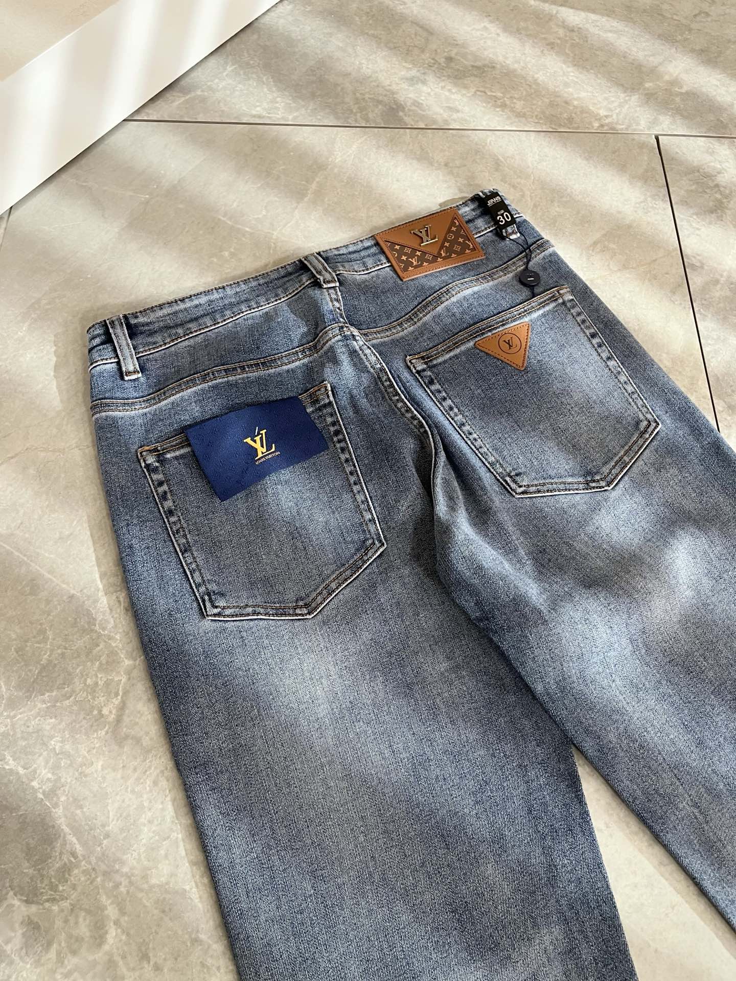 Louis Vuitto*路易*登2025秋冬新款男士经典水洗小直筒牛仔长裤。绝佳的上身性能，百搭之选，