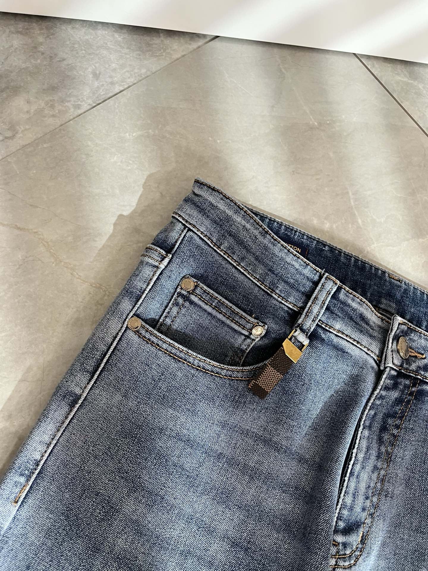 Louis Vuitto*路易*登2025秋冬新款男士经典水洗小直筒牛仔长裤。绝佳的上身性能，百搭之选，