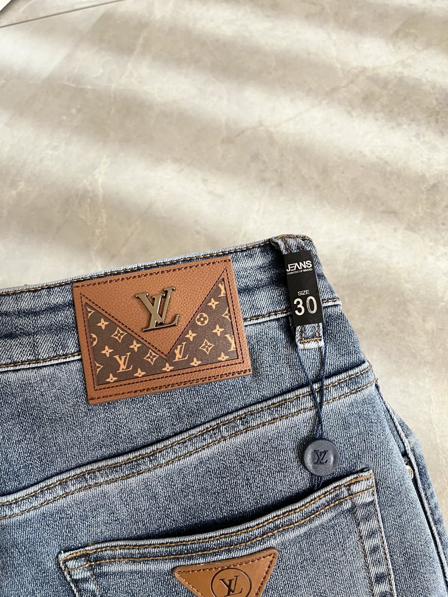 Louis Vuitto*路易*登2025秋冬新款男士经典水洗小直筒牛仔长裤。绝佳的上身性能，百搭之选，