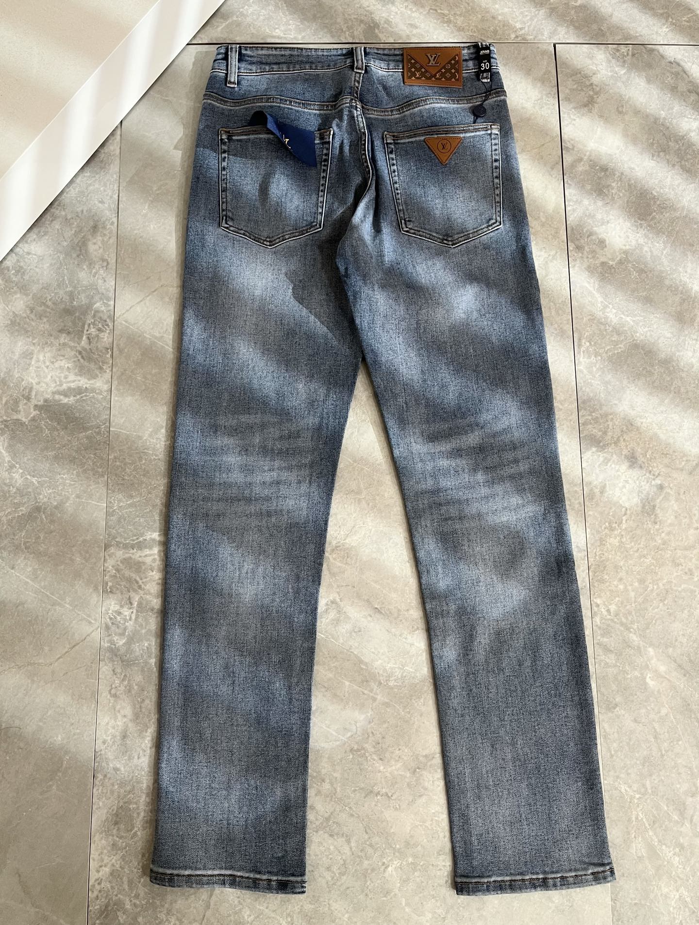 Louis Vuitto*路易*登2025秋冬新款男士经典水洗小直筒牛仔长裤。绝佳的上身性能，百搭之选，