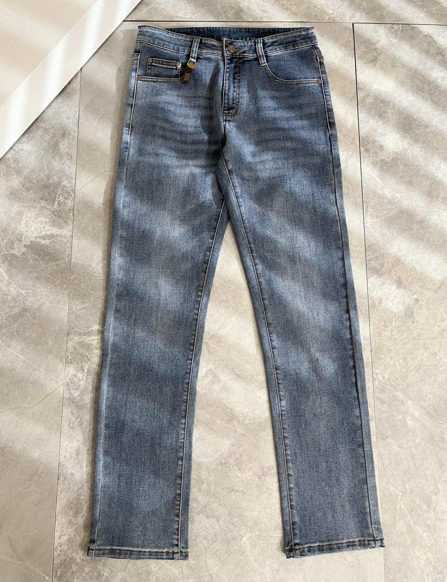 Louis Vuitto*路易*登2025秋冬新款男士经典水洗小直筒牛仔长裤。绝佳的上身性能，百搭之选，