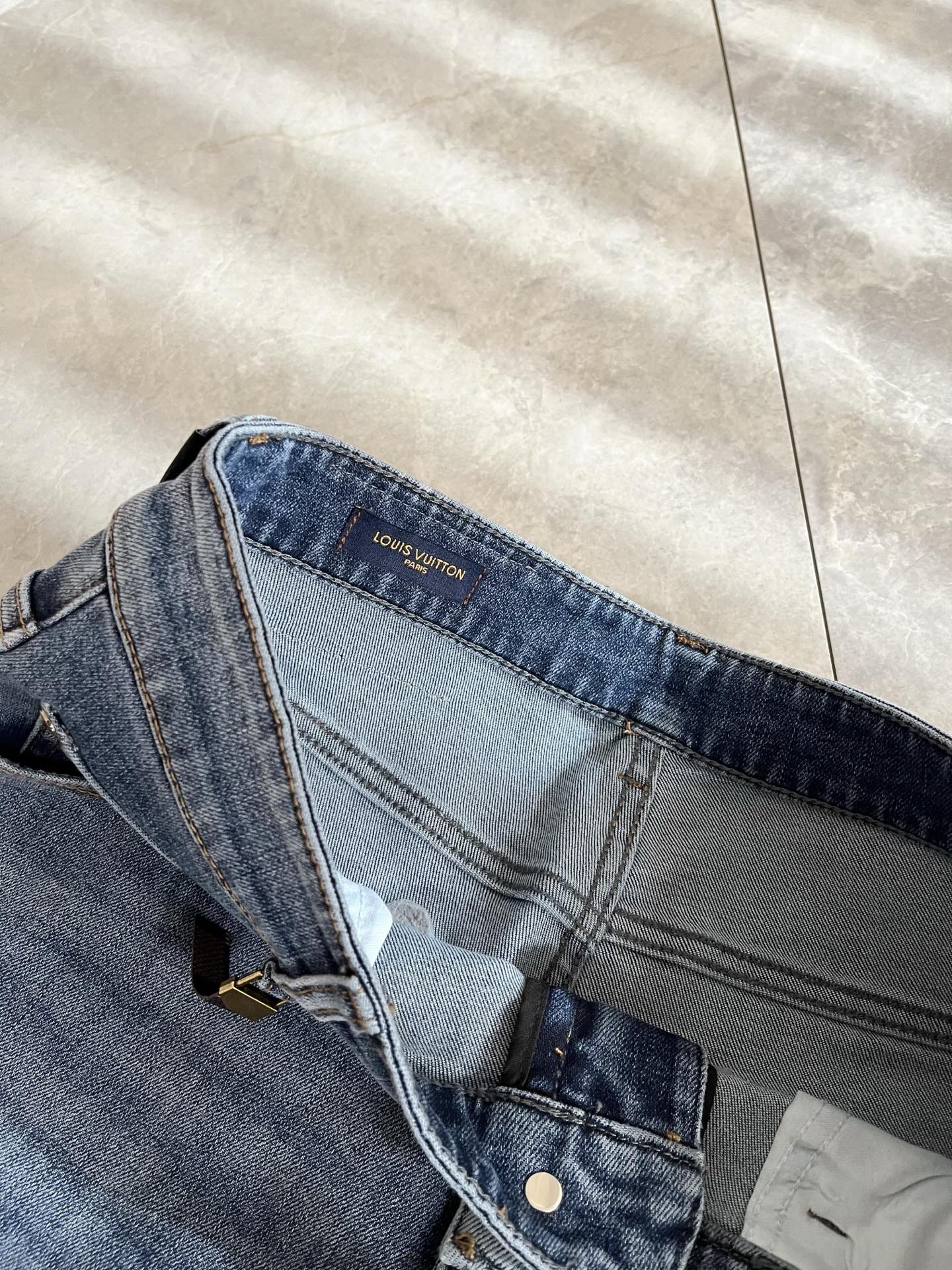 Louis Vuitto*路易*登2025秋冬新款男士经典水洗小直筒牛仔长裤。绝佳的上身性能，百搭之选，