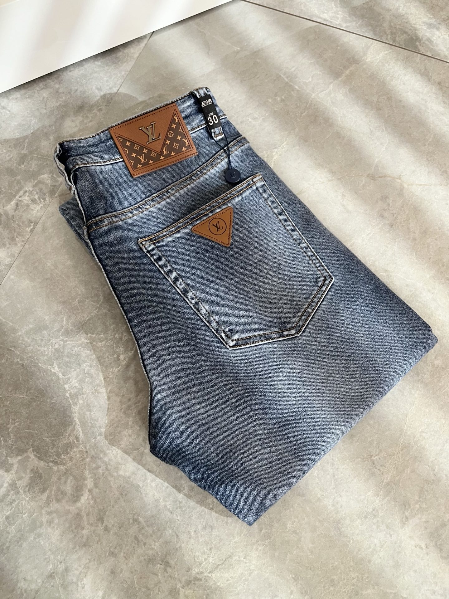 Louis Vuitto*路易*登2025秋冬新款男士经典水洗小直筒牛仔长裤。绝佳的上身性能，百搭之选，