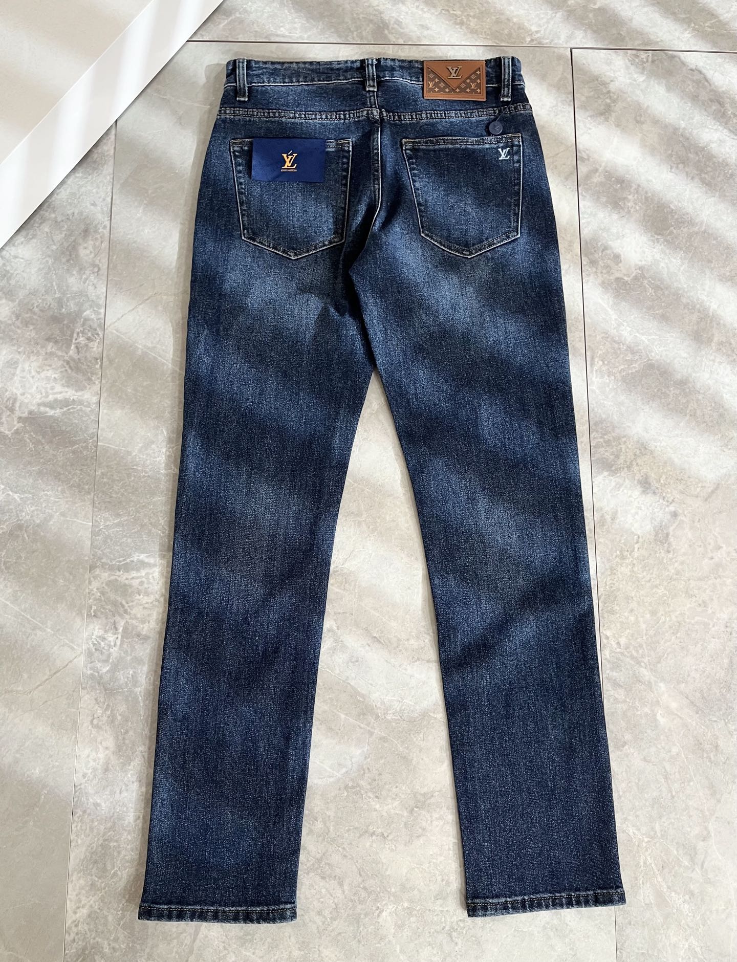 Louis Vuitto*路易*登2025秋冬新款男士经典水洗小直筒牛仔长裤。绝佳的上身性能，百搭之选，