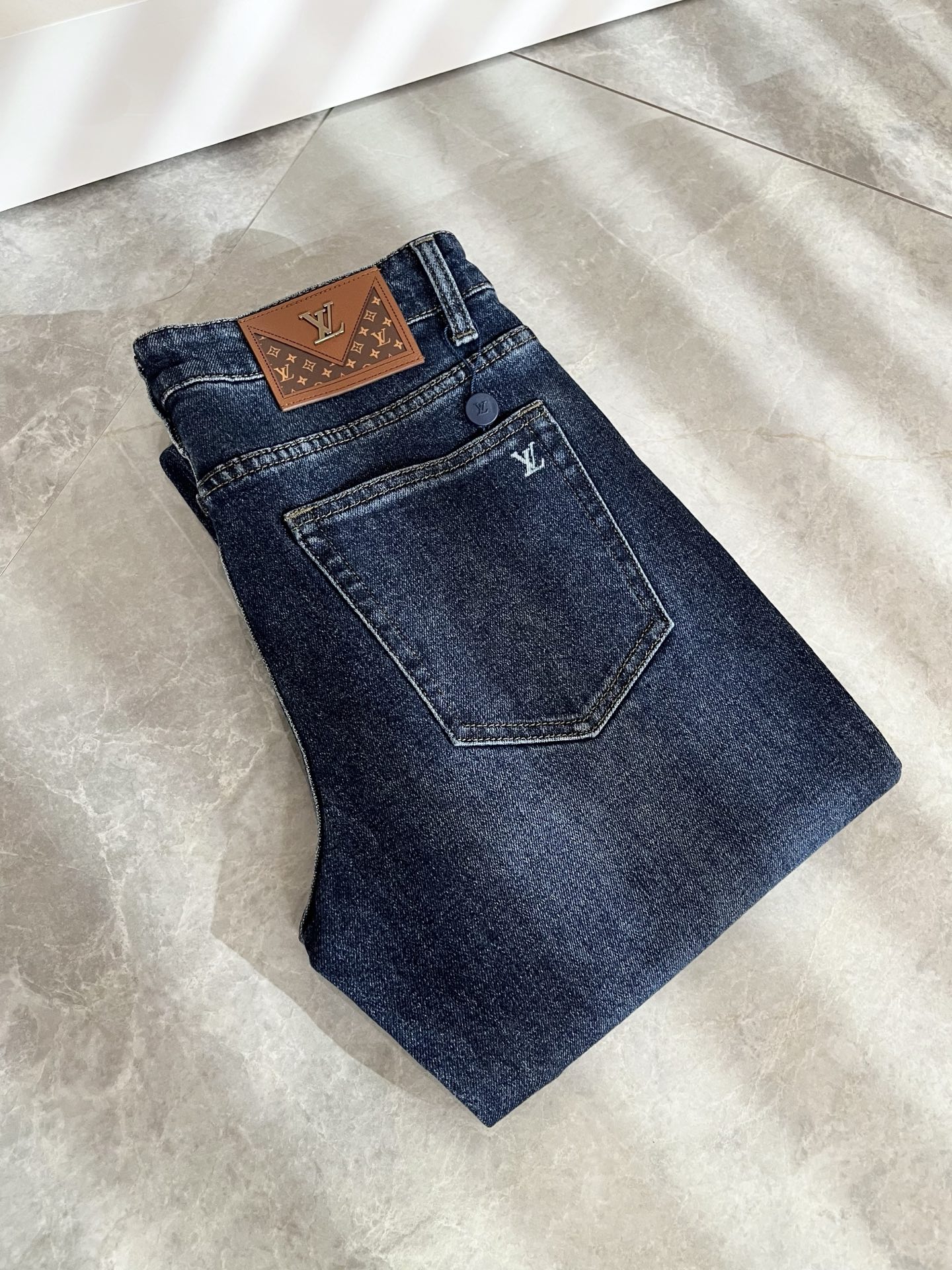 Louis Vuitto*路易*登2025秋冬新款男士经典水洗小直筒牛仔长裤。绝佳的上身性能，百搭之选，