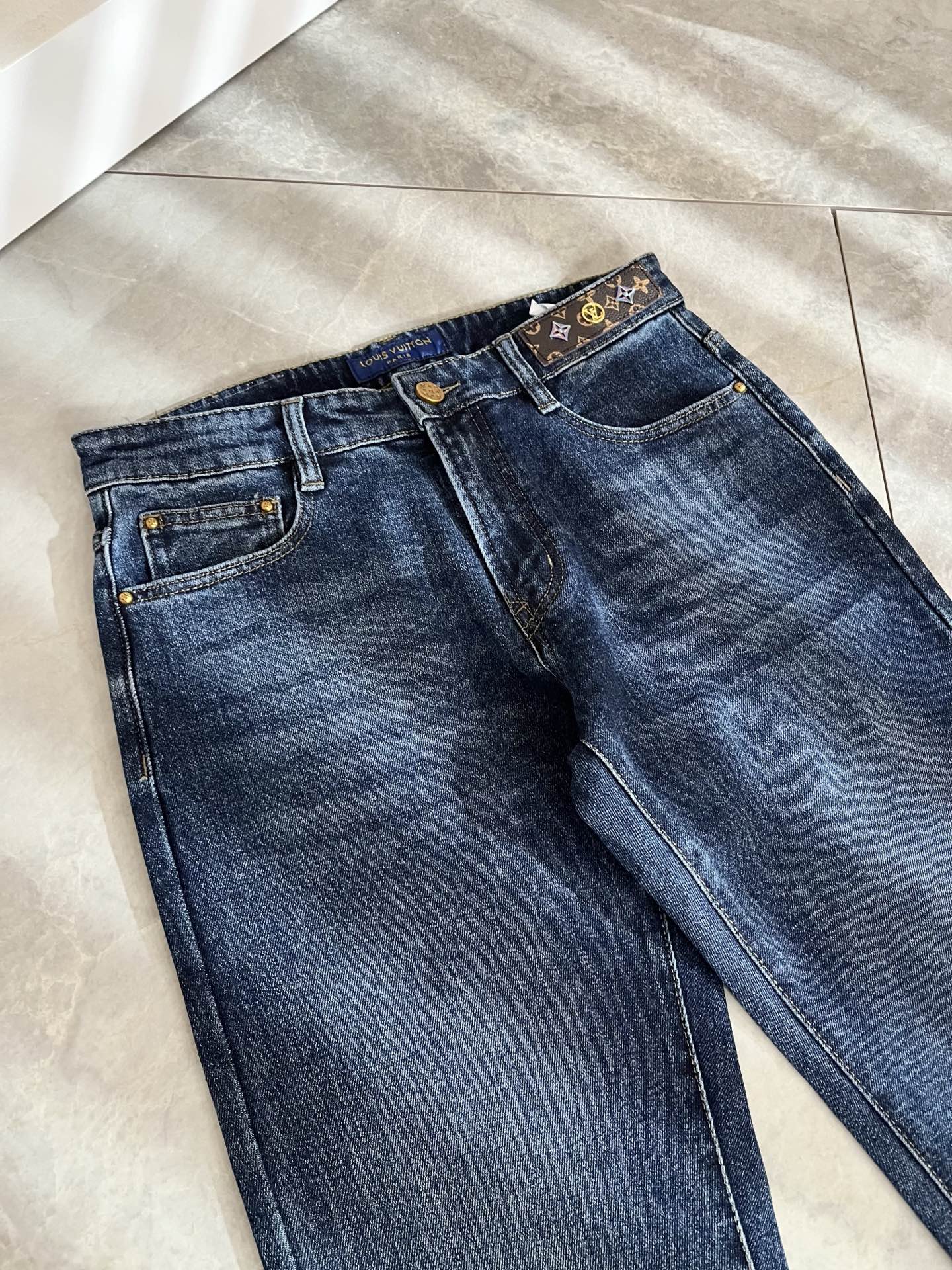 Louis Vuitto*路易*登2025秋冬新款男士经典水洗小直筒牛仔长裤。绝佳的上身性能，百搭之选，