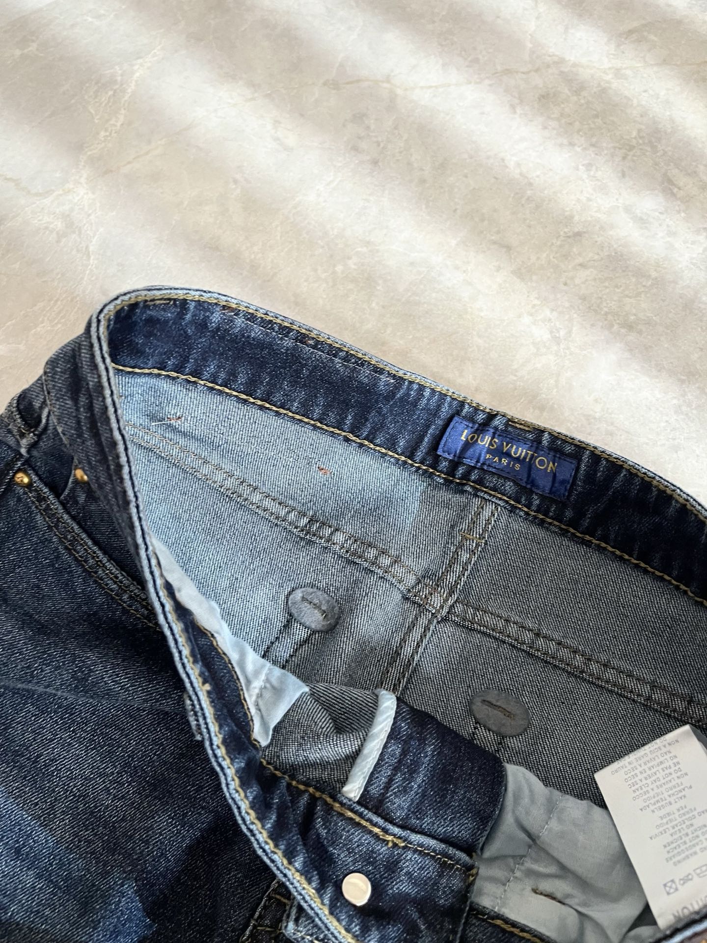 Louis Vuitto*路易*登2025秋冬新款男士经典水洗小直筒牛仔长裤。绝佳的上身性能，百搭之选，