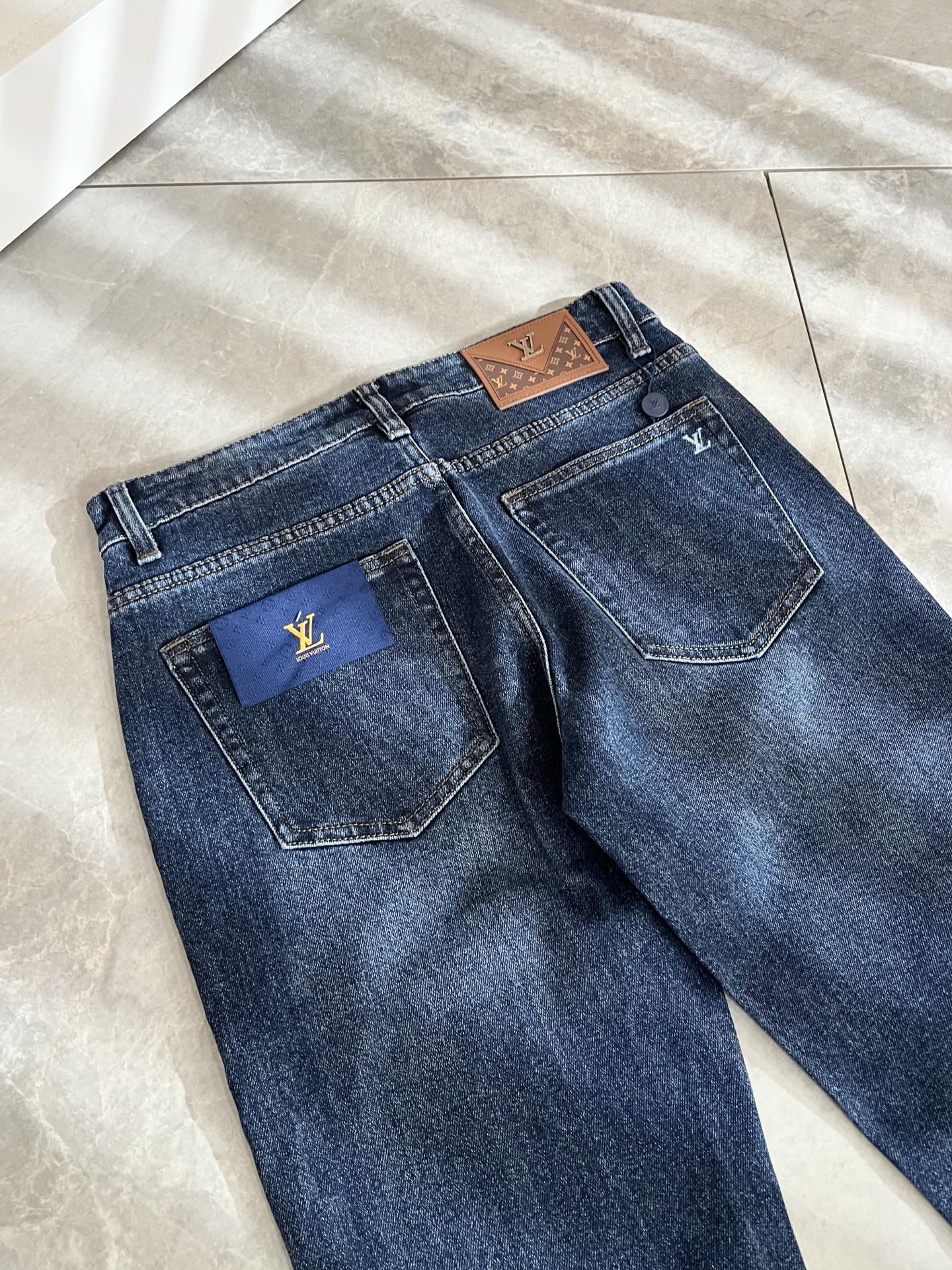 Louis Vuitto*路易*登2025秋冬新款男士经典水洗小直筒牛仔长裤。绝佳的上身性能，百搭之选，