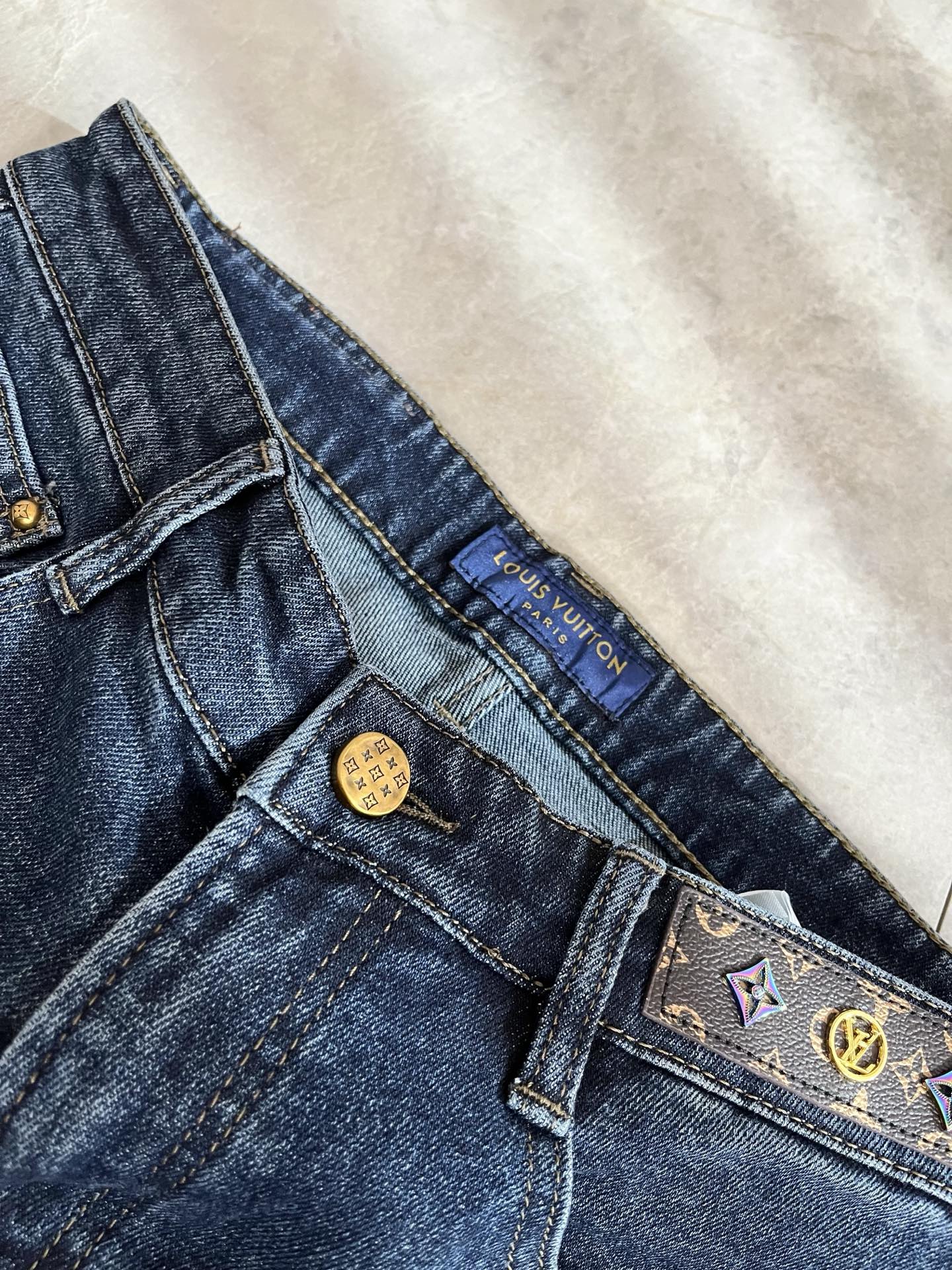 Louis Vuitto*路易*登2025秋冬新款男士经典水洗小直筒牛仔长裤。绝佳的上身性能，百搭之选，