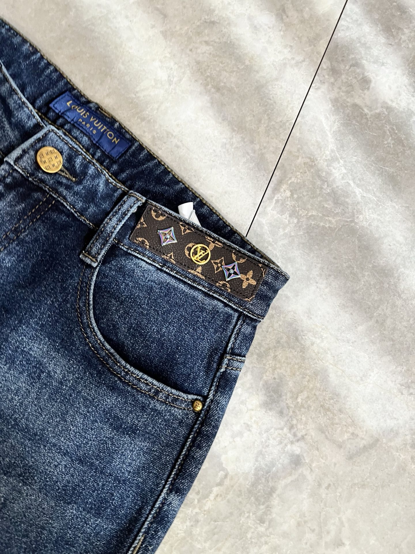 Louis Vuitto*路易*登2025秋冬新款男士经典水洗小直筒牛仔长裤。绝佳的上身性能，百搭之选，