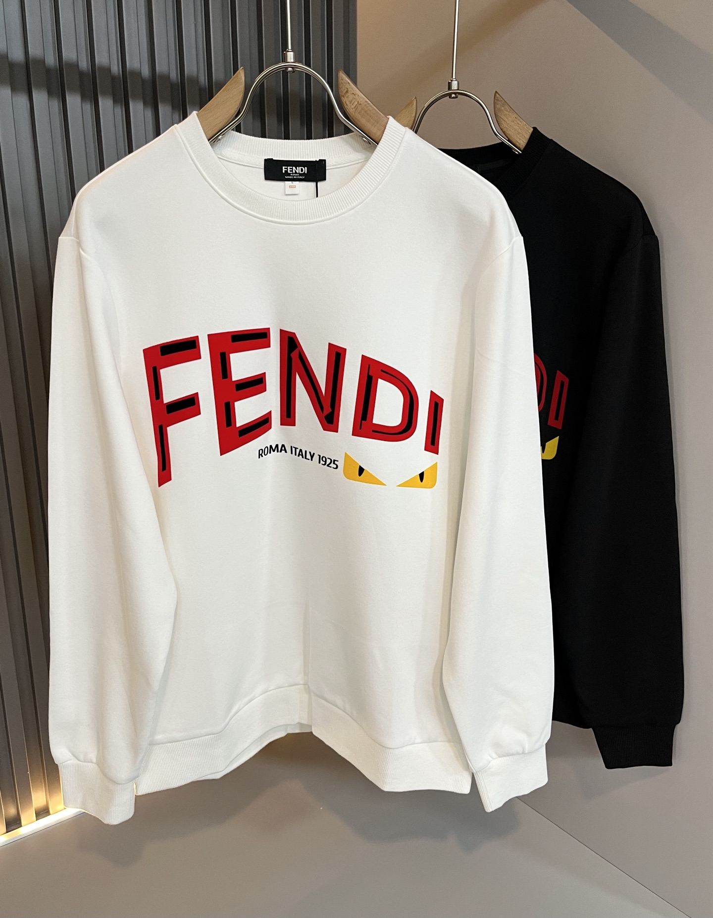 NO:625406,FEN*I Fen*di 2025 new autumn and winter FD family unisex little monster sweatshirt, versatile for men and women. Italian original order, FD family popular item, full of representativeness, full of specifications, a boutique worth buying for all FD fans!  Pure Italian channel order, the FD family's high-end and popular product, a very popular item at the moment, with the letter logo laminated pattern design on the chest!  High-end goods worth keeping for yourself and giving away!  The most classic BUGS series style items of the FD family are trendy and good-looking, full of trendy atmosphere, extremely high-grade and standard, and are made of very classic and very strong visual impact, with extremely high recognition, and top-grade exclusive pure cotton fabrics!  Made of soft, delicate and comfortable touch, the appearance is quite high-end and classy!  It perfectly interprets the charm of the brand and leaves a deep impression on people. It is more fashionable and charming, the upper body is generous and fashionable, and there is no pressure to wear it!  Wear it alone or paired with it, it’s a beautiful sight that can’t be ignored!  Size M-3XL,,fendi,dior,hoodie,sweatshirts,alexander wang19860909FEN*I 芬*迪2025秋冬新款FD家族男女同款小怪兽卫衣,男女同款百搭.意大利原厂订单,FD家族人气单品,代表性十足,规格感十足的精品,所有FD粉丝都值得抢购的精品！纯正意代渠道订单,FD家族的高奢人气爆款产物,当下十分火爆的单品,胸前字母logo压胶图案设计！值得自留和送人的高端货！FD家族最为经典的BUGS系列款式单品,新潮又好看,潮流气息感十足,档次规格感极高,并且采用十分经典给人的视觉冲击感相当强烈,有着极高的辨识度,顶级专属纯棉面料！打造,触感柔软细腻舒适,品相相当高级有档次！完美诠释品牌魅力,给人留下深刻印象.更具时尚与韵味,上身大方时尚,对于穿搭更是毫无压力！单穿内搭都极有味道,不可忽视的靓丽风景线！ 尺码M-3XL,,fendi,dior,hoodie,sweatshirts,alexander wang,Men's clothing