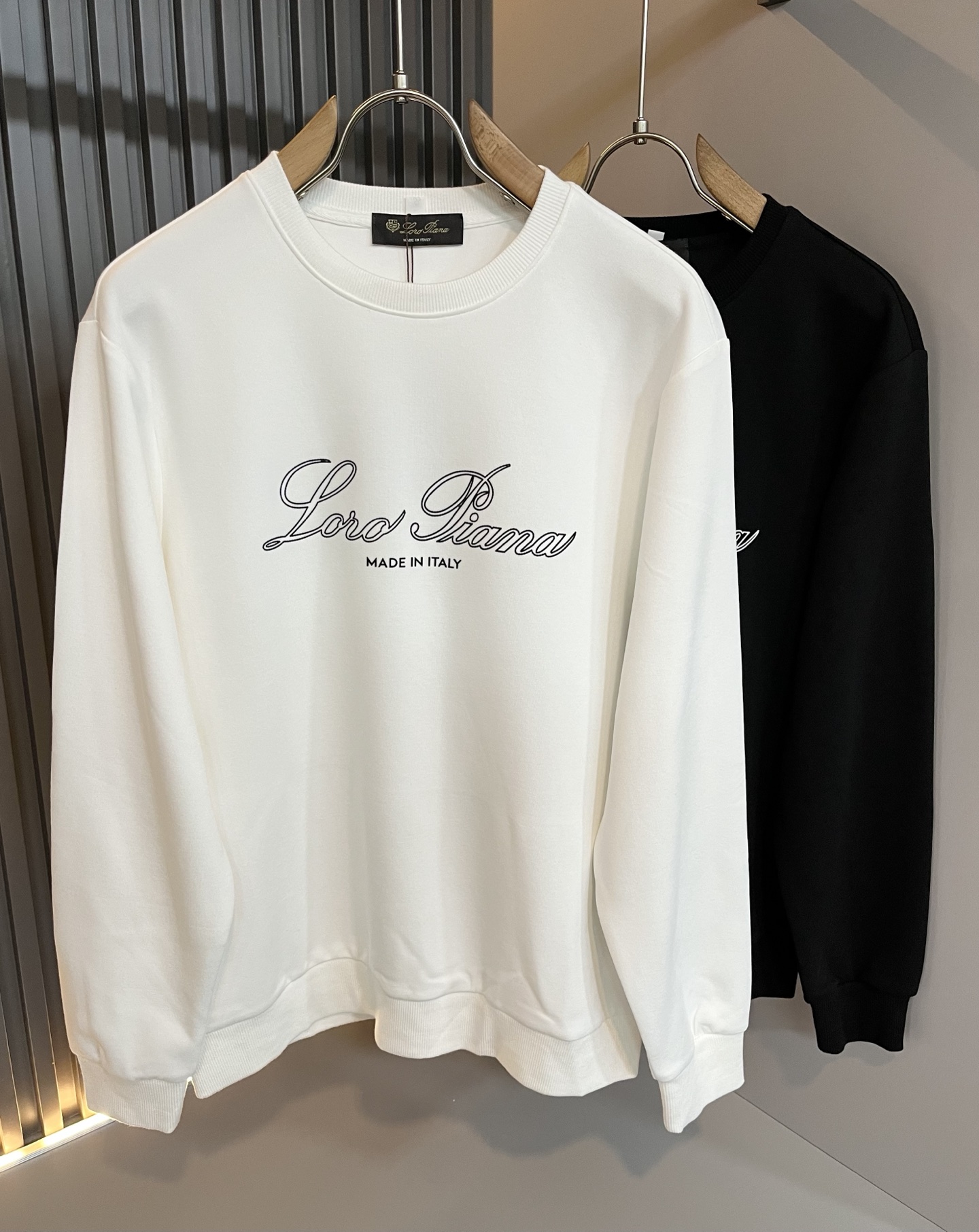 NO:625397,Loro Piana 2025 autumn and winter new men's sweatshirts, orders from foreign trade companies!  Made of pure cotton, one of the classic proprietary fabrics!  Glued logo pattern design on the chest!  The texture is light, soft and delicate to the touch, but the shape is straight and stylish!  It adopts multi-layer structure and has windproof performance. Details and ultimate luxury... perfectly interpret high-quality appearance. Sizes M-3XL,,loro piana,hoodie,sweatshirts,alexander wang19860909Loro Piana诺悠翩雅 2025秋冬新品男士卫衣,外贸公司订单！客供纯棉棉材质,经典的专有织物之一！ 胸前压胶logo图案设计！质地轻盈、触感又柔软细腻、但型态又笔挺有型！ 采用多层结构、具备防风性能. 细节、奢华极致… 完美演绎高品质品相.尺码M-3XL,,loro piana,hoodie,sweatshirts,alexander wang,Men's clothing