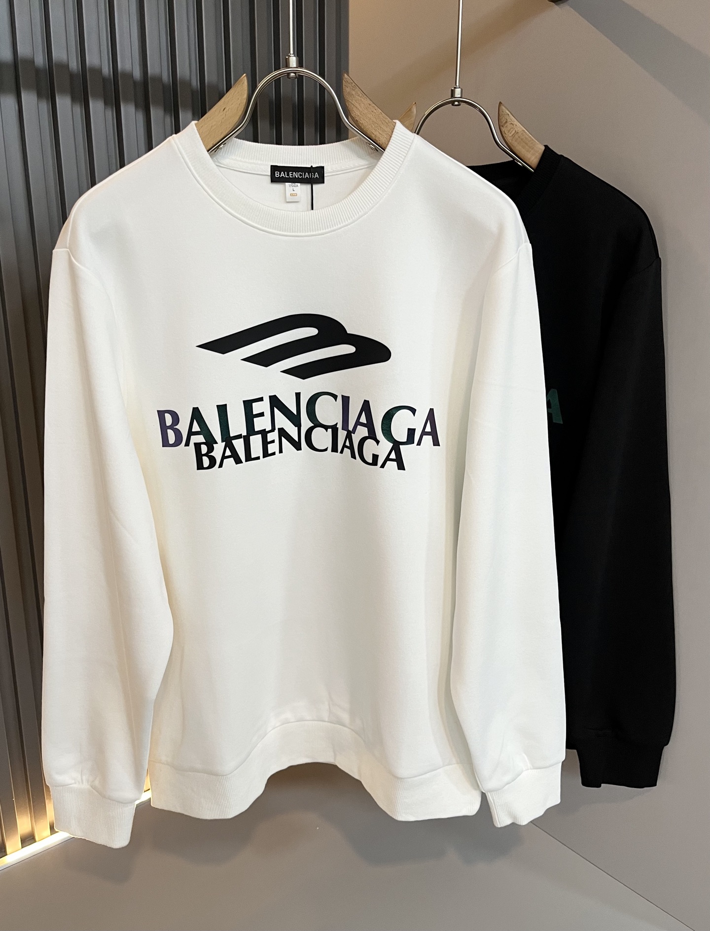 NO:625378,BALENCIA*Paris*home 2025 autumn and winter latest versatile sweatshirt, the same classic logo pattern, letter logo pattern printing technology design for men and women!  !  Trading company channels are rare and available on the official website simultaneously!  Basically every season there will be its back, and I look forward to the interpretations of all trendy men and trendy women!  This model is made of top quality pure cotton material supplied by customers!  The close-fitting feel and breathability are impeccable!  The upper body is very white and supports the skin tone!  The loose-fitting cut allows both men and women to easily match their own fashionable and high-end outfits!  Size M-3XL,,balenciaga,hoodie,sweatshirts,alexander wang19860909BALENCIA*巴黎*家 2025秋冬最新款百搭卫衣,男女同款经典标志图案字母logo图案印花工艺设计！！贸易公司渠道稀出,同步官网发售！基本每一季都会有它的背影所在,期待着所有潮男潮女们的演绎！此款选用客供顶级纯棉材质打造！贴身穿着亲肤感与透气性都无法挑剔！上身非常的显白承托肤色！宽松版型裁剪,无论男女皆可轻松搭配出属于自我的时尚高级穿搭！尺码M-3XL,,balenciaga,hoodie,sweatshirts,alexander wang,Men's clothing