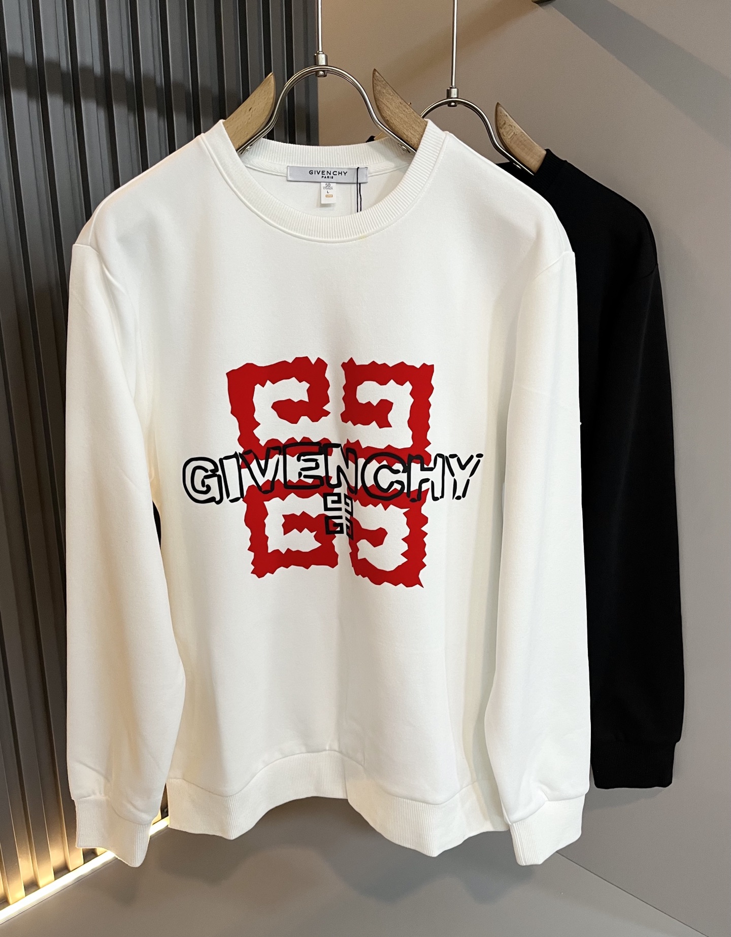 NO:625379,Giv*chy/Giv*chy's 2025 autumn and winter new men's and women's sweatshirts, the main fashion injects new fashion energy. By exploring various themes and sexy charm, it is highly recognizable and leads a new street fashion trend. This style is an exclusive design element of the G family, with a logo and pattern laminated design!  The pattern is extremely clear and restored, highlighting the elegant style of the brand. It is made of original pure cotton material, the fabric is tight and high-end, and it adopts a loose design!  It can be easily worn on the upper body, showing casual and fashionable charm. Sizes M-3XL, gucci, hoodie, sweatshirts, alexander wang19860909Giv*chy/纪*希2025秋冬新款男女同款卫衣,主创时尚注入了全新时尚能量.通过探索各种题材和性感魅力,极具辨识度,引领全新街头时尚潮流.该款是G家独家的出彩设计元素,设计标识logo图案压胶设计！图案清晰还原度极高,彰显品牌优雅格调.选用原版纯棉材质,面料紧实高级,采用宽松式设计！上身均可轻松驾驭,展现休闲自在时尚魅力.尺码M-3XL,,gucci,hoodie,sweatshirts,alexander wang,Men's clothing