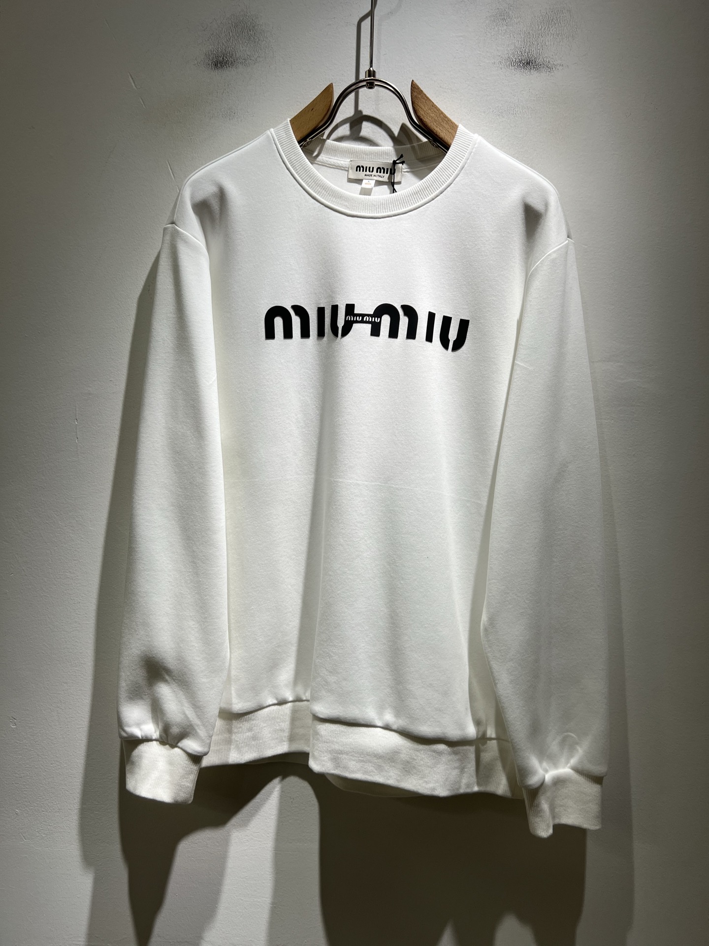 NO:625457,MIUMIU 2025 autumn and winter new men's and women's sweatshirts, the brand's latest design elements!  It’s neither monotonous nor complicated, just the right amount to show off your taste!  Customer-supplied top-quality pure cotton fabrics!  Comfortable, sweat-absorbent and breathable are not a problem at all. The unique luxury feel of the fabric presents a simple and elegant temperament!  Adhesive logo design on the chest!  Full three-dimensional! Standard cutting design!  Every detail is in sync with high-end fashion. Sizes: M-3XL, miumiu, hoodie, sweatshirts, alexander wang19860909MIUMIU 谬谬 2025秋冬新款男女同款卫衣,品牌最新设计元素！既不单调也不复杂,恰到好处的展现品味！客供顶级纯棉面料！舒适吸汗透气根本不在话下,面料独具的高奢感呈现简约优雅气质！胸前logo压胶设计！饱满立体!标准裁剪设计！每一处细节都是与高端时尚同步的体现.尺码:M-3XL,,miumiu,hoodie,sweatshirts,alexander wang,Men's clothing