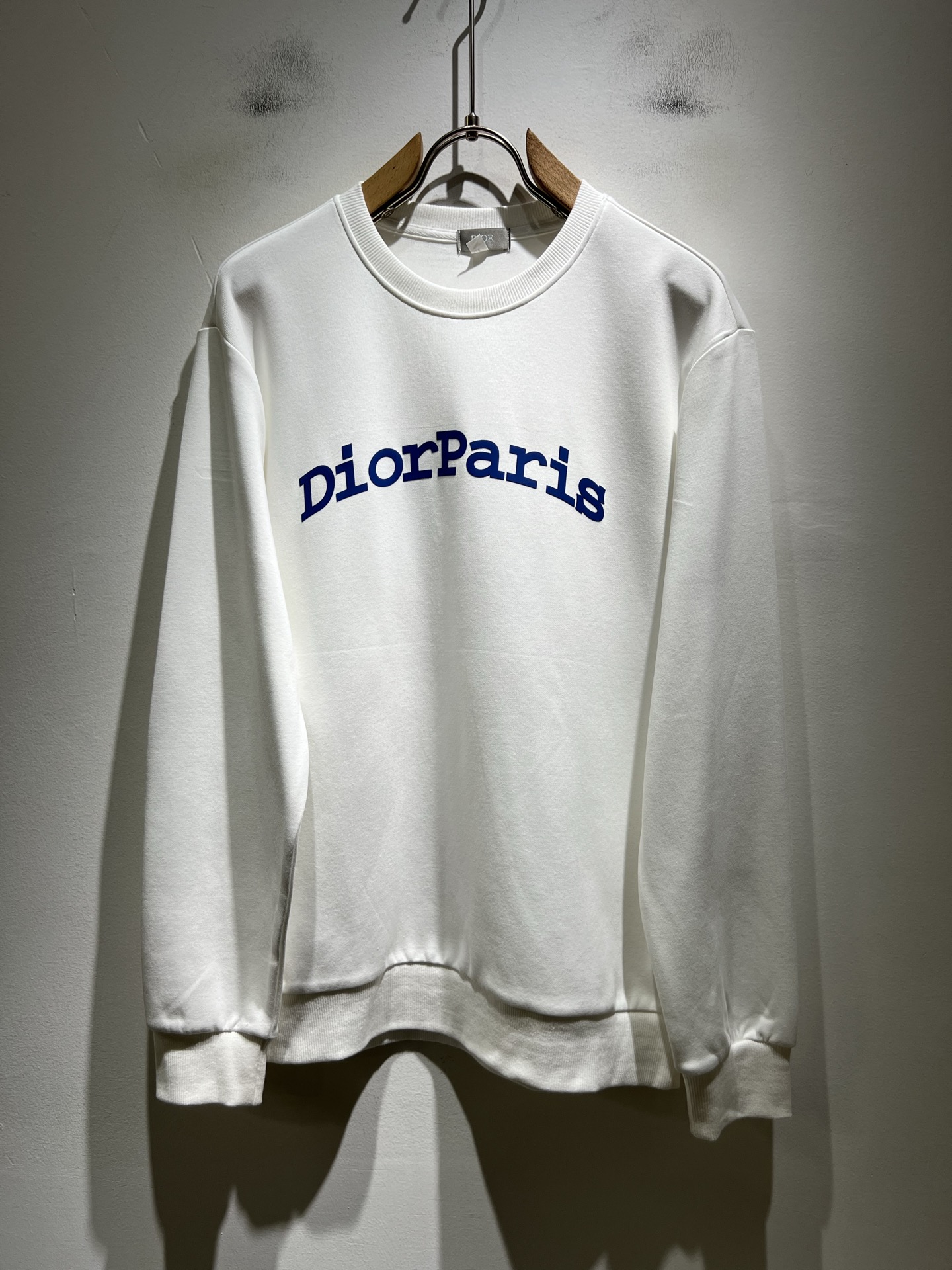 NO:629116,Dio*Dijia's new 2025 autumn and winter long-sleeved sweatshirts for men and women are on sale simultaneously at counters!  Customized exclusive pure cotton fabric sweatshirt, customized original craft thread, designed with letter logo craftsmanship!  Simple and elegant, easy to match and versatile, extremely high-grade, perfectly integrated into fashion and style, it is a top-notch fashionable style that is perfect for outer wear!  The whole thing gives people a natural feeling!  The ultimate classic and versatile sweatshirt, the ultimate heavy work and the ultimate perfection!  Fans who pursue high quality should rush to buy it by themselves, and we sincerely invite all fans who know the goods to appreciate this model together!  !  Size M-3XL,,dior,dior,hoodie,sweatshirts,alexander wang19860909Dio*迪家 2025秋冬新款男女同款长袖卫衣,专柜同步发售！定制专属纯棉面料卫衣,定制原版工艺螺纹,采用字母logo工艺设计！简约大方,从容百搭,档次极高,完美融入时尚还有风情感一款完美符合外穿的顶尖时髦气质款！整体给人浑然天成的感觉！极致经典的百搭型卫衣,极致的重工极致的完美！追求高品质的粉丝们请自行抢购,诚邀所有识货的粉丝一同鉴赏此款！！尺码M-3XL,,dior,dior,hoodie,sweatshirts,alexander wang,Men's clothing