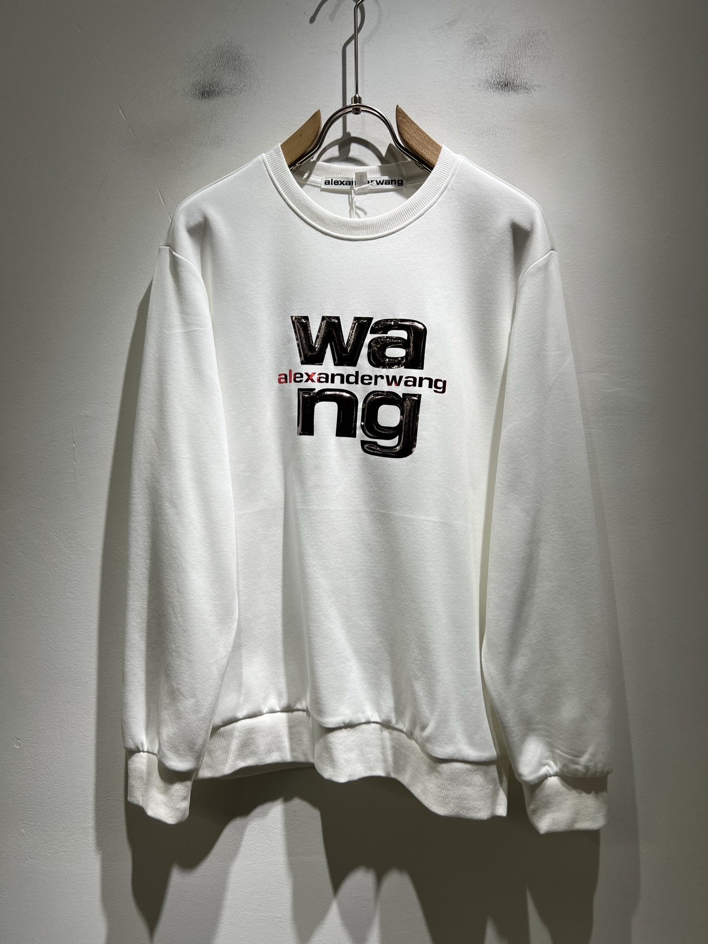 NO:625483,Alexander McQue*n Alexander McQueen's 2025 autumn and winter unisex sweatshirt. Limited sale in Europe, blockbuster beauty item, series on sale on the official website. Weaved by the royal fabric factory of the luxury first-line brand, original customized 280G pure cotton fabric!  The latest logo pattern lamination design for the new season!  Continue the charm of classic design style!  It feels soft and comfortable, wears without any cumbersome feeling, is moisture-absorbent and breathable, and has a full sense of quality. It is extremely versatile and looks great whether worn inside or outside!  Size M- 3XL,,alexander mcqueen,hoodie,sweatshirts,alexander wang19860909Alexander McQue*n亚历*大·麦昆2025秋冬款男女同款卫衣.欧洲区域限定发售,重磅级尤物单品,官网在售系列.奢侈一线大牌的御用面料厂织造,原版定制280G纯棉面料！新一季度最新logo图案压胶设计！延续经典设计风格魅力！手感柔软 舒适,穿着无累赘感,吸湿透气,品质感十足,极为百搭系无论内搭还是外穿都非常出彩！尺码M- 3XL,,alexander mcqueen,hoodie,sweatshirts,alexander wang,Men's clothing