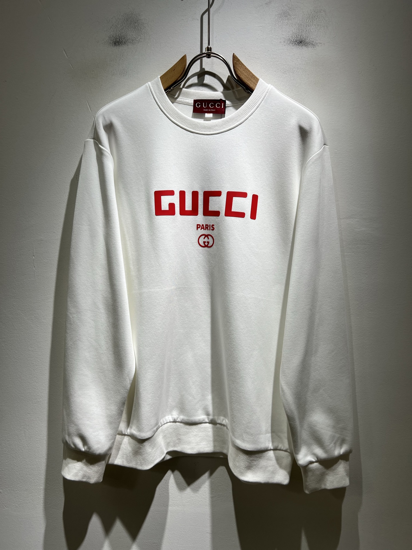 NO:625442,Gucc* Gujia's latest series of basic round neck sweatshirts for men and women in autumn and winter 2025, the same style for men and women!  Trading company channels are rare and available on the official website simultaneously!  New fashion element design!  Front and rear logo element printing design!  Injecting full vitality into the new series, this sweatshirt is made of carefully selected imported cotton fabrics. The fabric feels soft and delicate against the skin, and has an extremely comfortable and breathable wearing experience. The whole piece is very eye-catching and fashionable, and is deeply loved by today's young people!  Basic loose round neck cut, unisex style regardless of age and gender, suitable for matching all styles and looks you need in daily life!  It is recommended to wear couple outfits when going out on the street, it will be more eye-catching!  Size: M-3XL,,gucci,gucci,hoodie,sweatshirts,alexander wang19860909Gucc*古家2025秋冬最新系列基础圆领男女同款卫衣,男女同款！贸易公司渠道稀出,同步官网发售 ！ 新时尚元素设计！前后logo元素印花设计！为全新系列注入满满活力,这款卫衣用心甄选客供进口棉面料制成,面料手感亲肤柔软细腻,拥有着无比舒适透气性的穿着体验,整件单品极具吸睛度与时尚感,深受当下年轻人的喜爱！基础宽松的圆领版型裁剪,不分年龄与性别的中性款式,适合搭配你日常所需的所有风格与造型！建议搭配情侣装出街会更为养眼出色！尺码:M-3XL,,gucci,gucci,hoodie,sweatshirts,alexander wang,Men's clothing