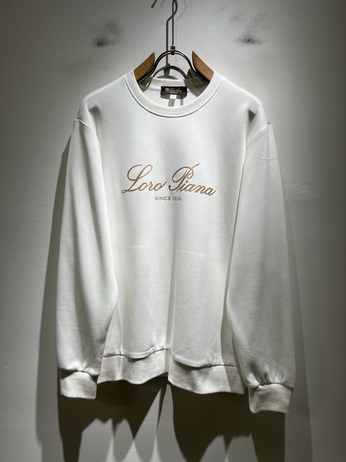 NO:625426,Loro Piana 2025 autumn and winter new men's sweatshirts, orders from foreign trade companies!  Made of pure cotton, one of the classic proprietary fabrics!  Glued logo pattern design on the chest!  The texture is light, soft and delicate to the touch, but the shape is straight and stylish!  It adopts multi-layer structure and has windproof performance. Details and ultimate luxury... perfectly interpret high-quality appearance. Sizes M-3XL,,loro piana,hoodie,sweatshirts,alexander wang19860909Loro Piana诺悠翩雅 2025秋冬新品男士卫衣,外贸公司订单！客供纯棉棉材质,经典的专有织物之一！ 胸前压胶logo图案设计！质地轻盈、触感又柔软细腻、但型态又笔挺有型！ 采用多层结构、具备防风性能. 细节、奢华极致… 完美演绎高品质品相.尺码M-3XL,,loro piana,hoodie,sweatshirts,alexander wang,Men's clothing