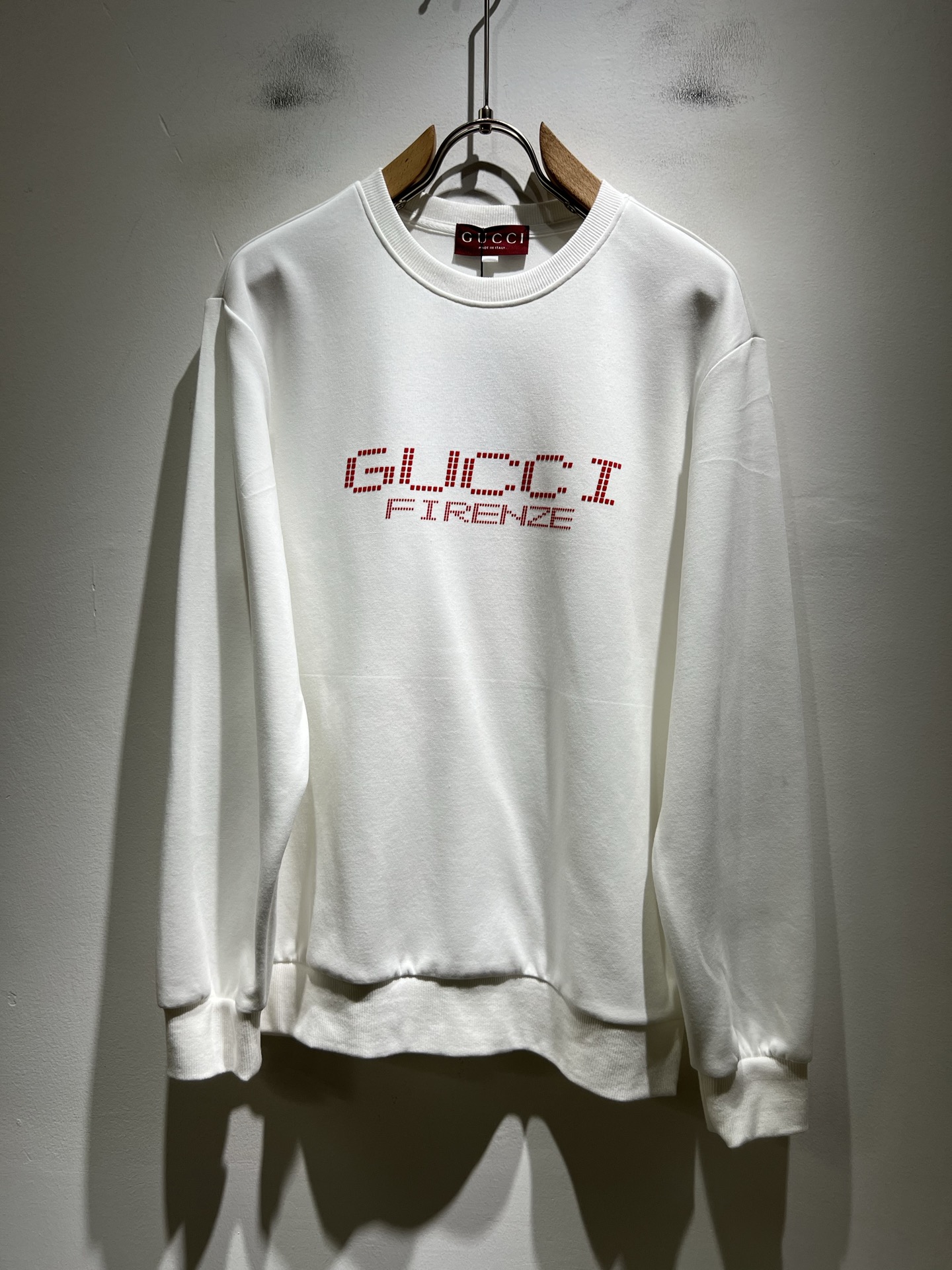 NO:629106,Gucc* Gujia's latest series of basic round neck sweatshirts for men and women in autumn and winter 2025, the same style for men and women!  Trading company channels are rare and available on the official website simultaneously!  New fashion element design!  Front and rear logo element printing design!  Injecting full vitality into the new series, this sweatshirt is made of carefully selected imported cotton fabrics. The fabric feels soft and delicate against the skin, and has an extremely comfortable and breathable wearing experience. The whole piece is very eye-catching and fashionable, and is deeply loved by today's young people!  Basic loose round neck cut, unisex style regardless of age and gender, suitable for matching all styles and looks you need in daily life!  It is recommended to wear couple outfits when going out on the street, it will be more eye-catching!  Size: M-3XL,,gucci,gucci,hoodie,sweatshirts,alexander wang19860909Gucc*古家2025秋冬最新系列基础圆领男女同款卫衣,男女同款！贸易公司渠道稀出,同步官网发售 ！ 新时尚元素设计！前后logo元素印花设计！为全新系列注入满满活力,这款卫衣用心甄选客供进口棉面料制成,面料手感亲肤柔软细腻,拥有着无比舒适透气性的穿着体验,整件单品极具吸睛度与时尚感,深受当下年轻人的喜爱！基础宽松的圆领版型裁剪,不分年龄与性别的中性款式,适合搭配你日常所需的所有风格与造型！建议搭配情侣装出街会更为养眼出色！尺码:M-3XL,,gucci,gucci,hoodie,sweatshirts,alexander wang,Men's clothing