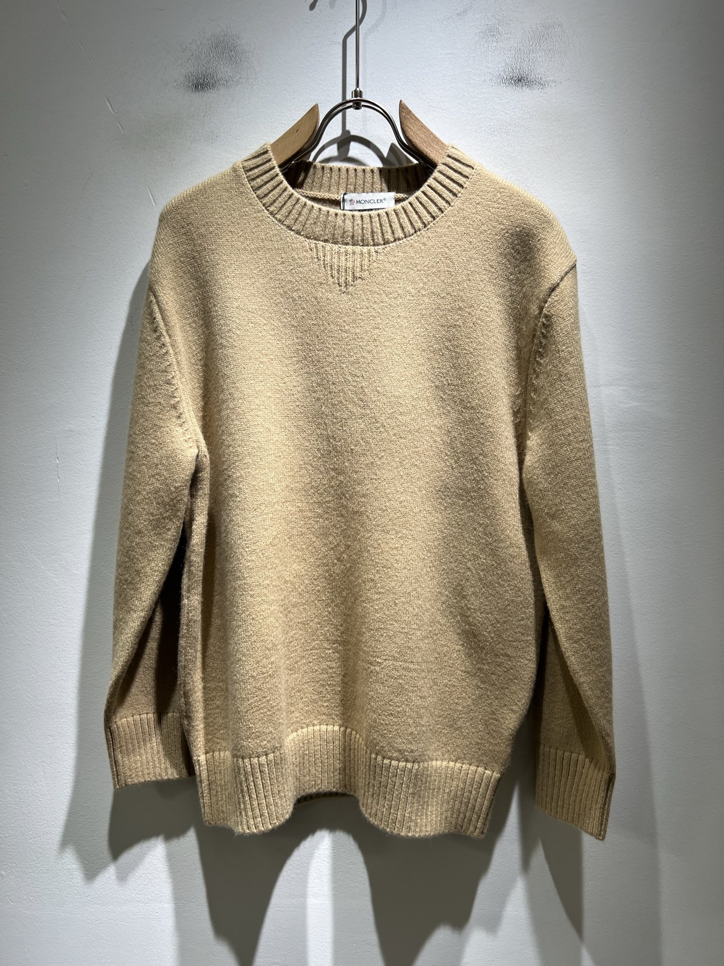 NO:625464,Moncl*r Men's and women's 2025 autumn and winter same style couple's latest trade order knitted wool sweater, all in good condition!  !  Internet celebrity model!  The craftsmanship is knitted wool and crocheted, and the sleeves are designed with a simple Mon logo badge!  Not stiff, with a rich three-dimensional feel overall, quality export order, customized exclusive knitted wool fabric, to meet the simple needs of commuters for dressing. The upper body effect is very good, slimming, and not picky about the figure. The fabric workmanship... is impeccable, good craftsmanship and good fabrics can make you wear a good taste, a must-have item for everyone!  Size M-3XL,,alexander wang19860909Moncl*r蒙*口 2025秋冬男女同款情侣款最新的贸易订单针织羊毛衫,全品相！！网红款！工艺采用针织羊毛钩织,袖子简单Mon标识logo徽章设计！不僵硬,整体有着丰富的立体感,品质出口订单,定制专属针织羊毛面料,满足通勤人们对于着装的简约需求,上身效果很好,显瘦,不挑剔身材.面料做工....无可挑剔,好工艺好面料才能穿出好品味一款,人手必备单品！尺码M-3XL,,alexander wang,Men's clothing