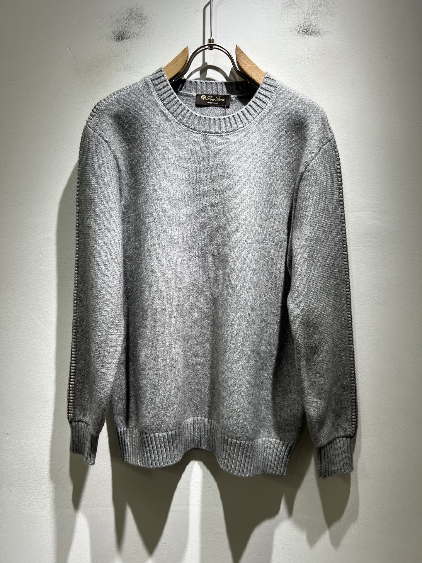 NO:625449,Loro Piana 2025 autumn and winter men's latest trade order knitted woolen sweaters, all in good condition!  !  The upper body is comfortable and breathable, not stiff, and the overall body has a rich three-dimensional feel. Quality export order, customized exclusive knitted wool fabric tailoring, to meet the simple needs of commuters for dressing. The upper body effect is very good, slimming, and not picky about the figure. The fabric workmanship... is impeccable, only good craftsmanship and good fabrics can wear a good taste, a must-have item for everyone!  Size M-3XL,,loro piana,alexander wang19860909Loro Piana诺悠翩雅 2025秋冬男士最新的贸易订单针织羊毛衫,全品相！！上身舒适透气,不僵硬,整体有着丰富的立体感,品质出口订单,定制专属针织羊毛面料剪裁,满足通勤人们对于着装的简约需求,上身效果很好,显瘦,不挑剔身材.面料做工....无可挑剔,好工艺好面料才能穿出好品味一款,人手必备单品！尺码M-3XL,,loro piana,alexander wang,Men's clothing